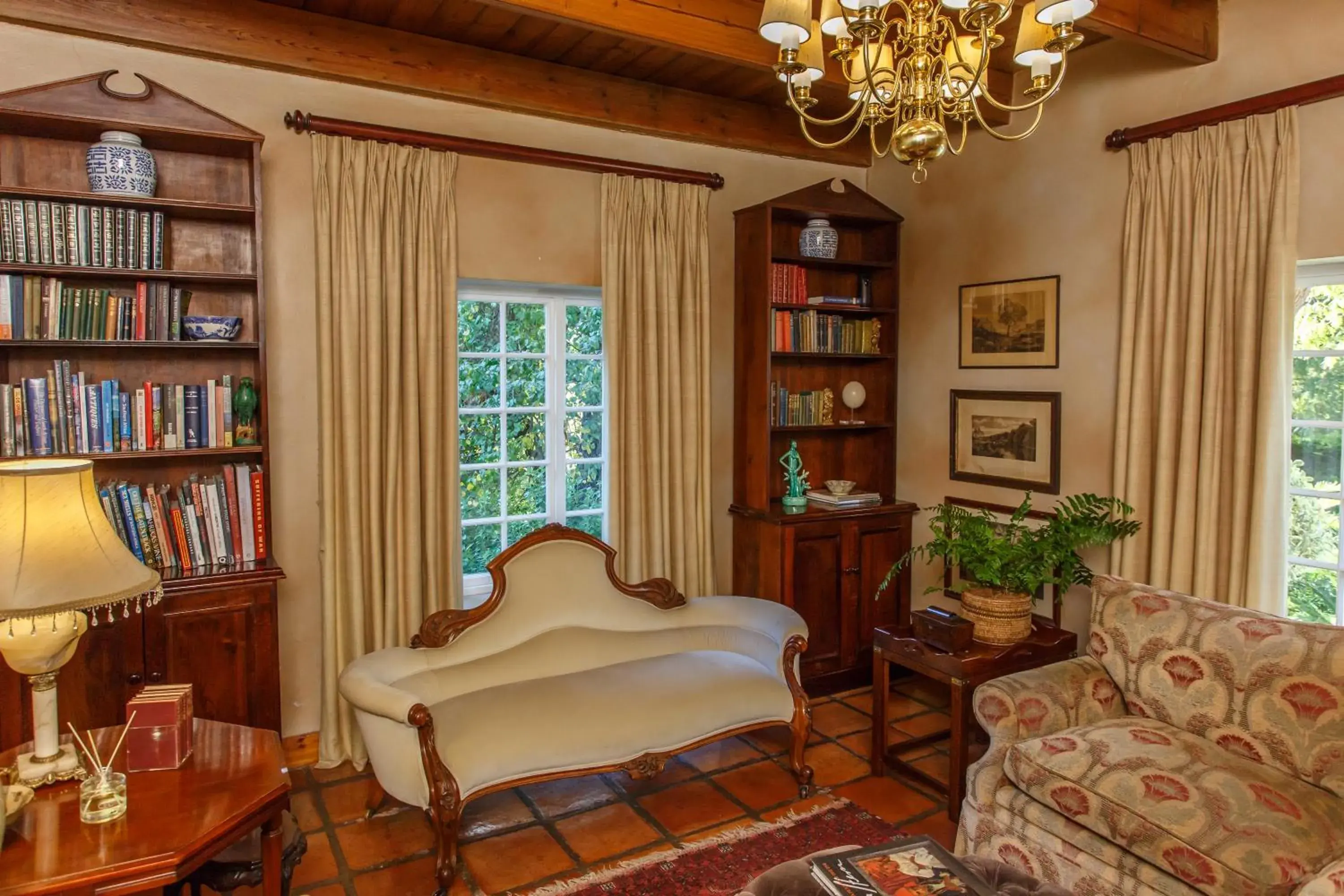 Communal lounge/ TV room, Library in Rosenhof Boutique Hotel