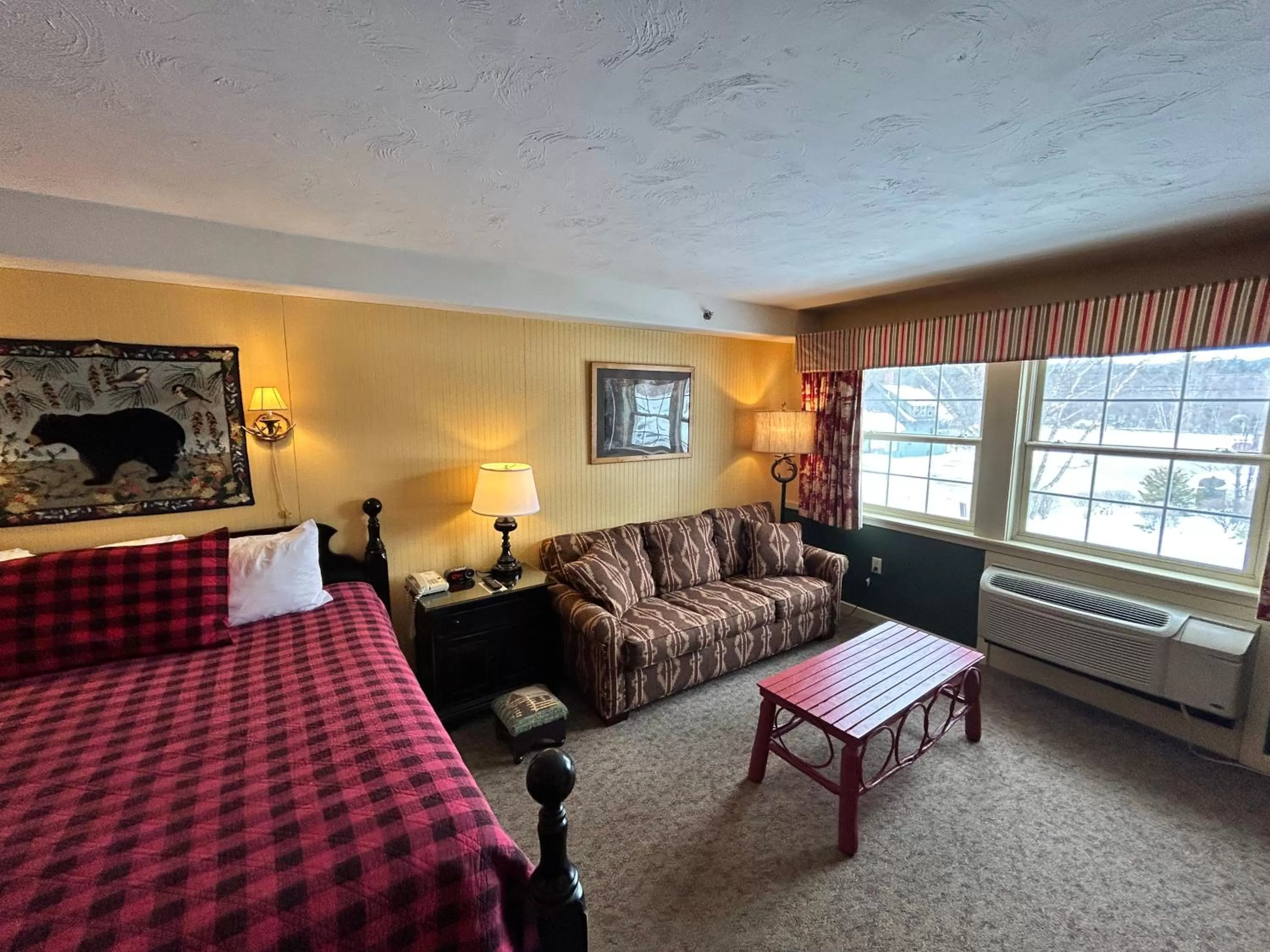 Seating area, Bed in The Common Man Inn, Spa & Lodge