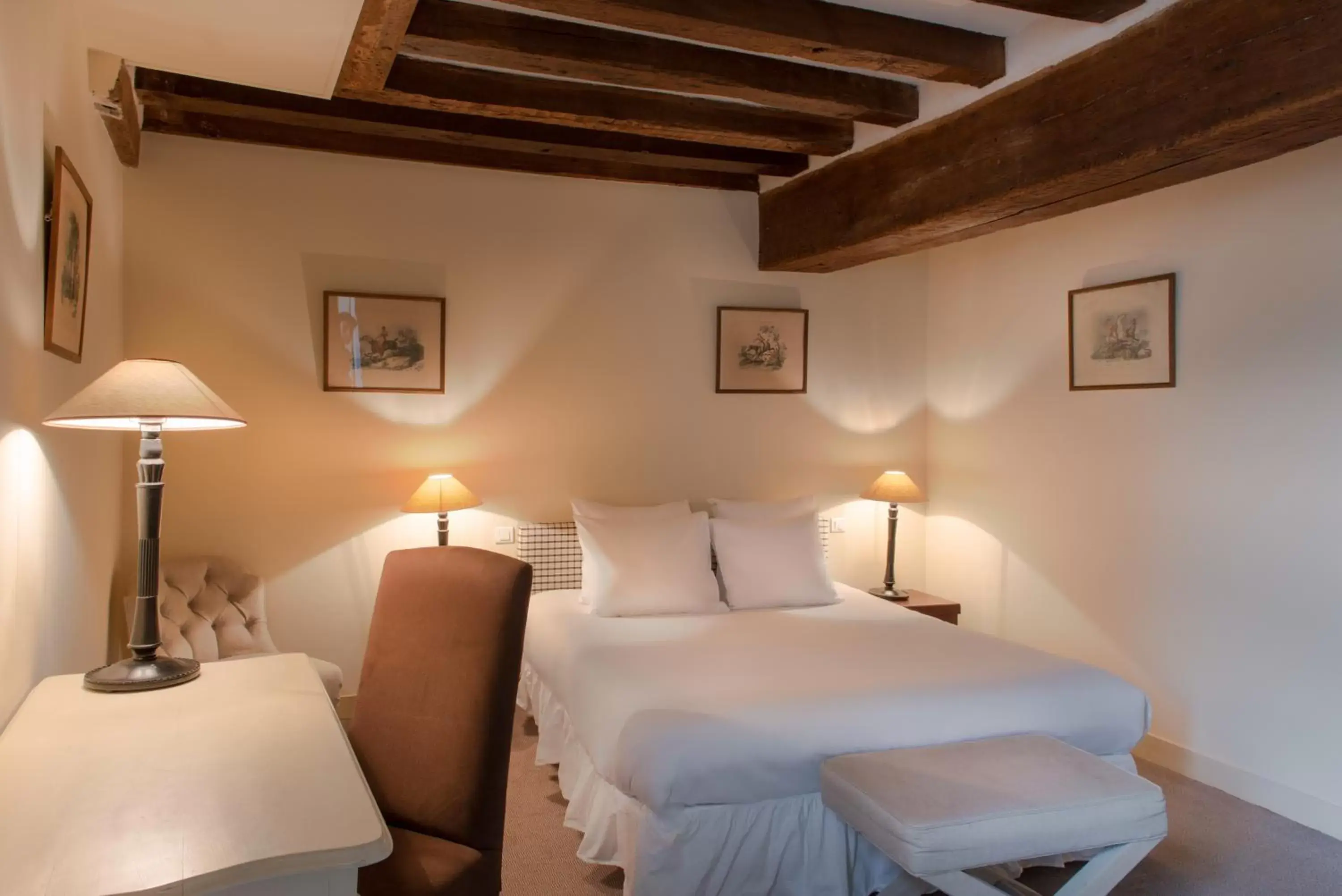 Bedroom, Bed in L'écu de Bretagne