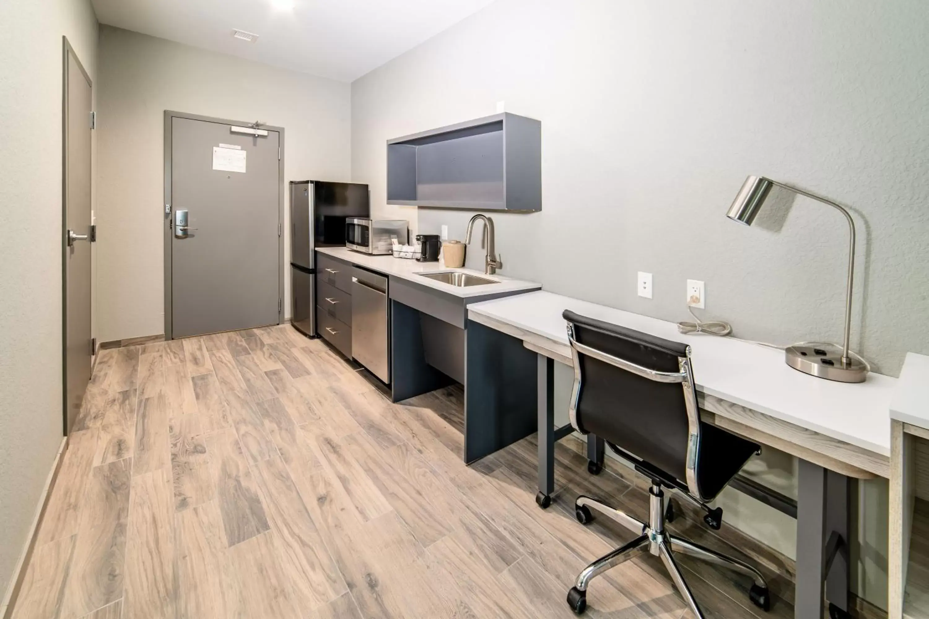 Kitchen or kitchenette, Dining Area in Everglades Adventures Hotel Suites by Ivey House