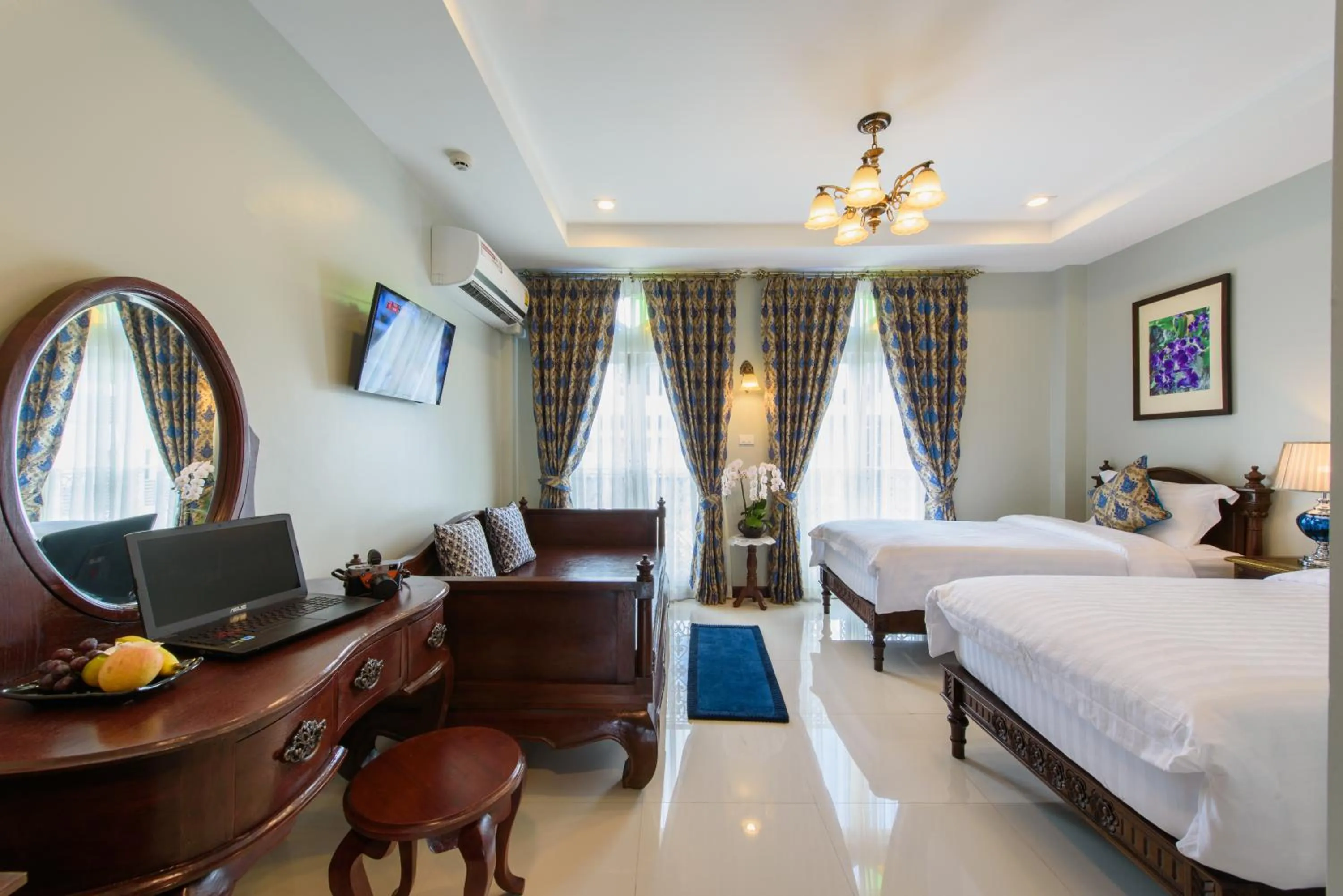 Other, Bed in The Velvet Orchid