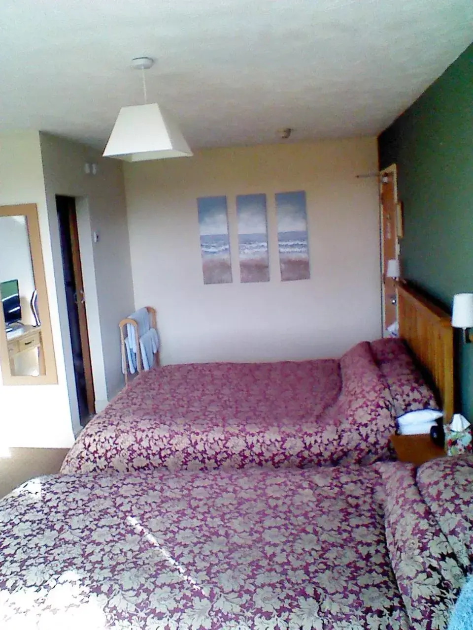 Photo of the whole room, Bed in Mountbatten Hotel