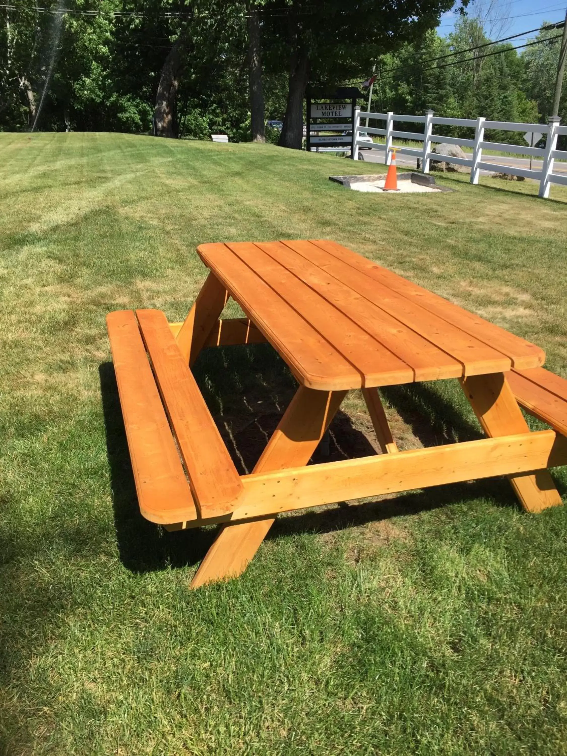 BBQ facilities, Patio/Outdoor Area in Lakeview Motel