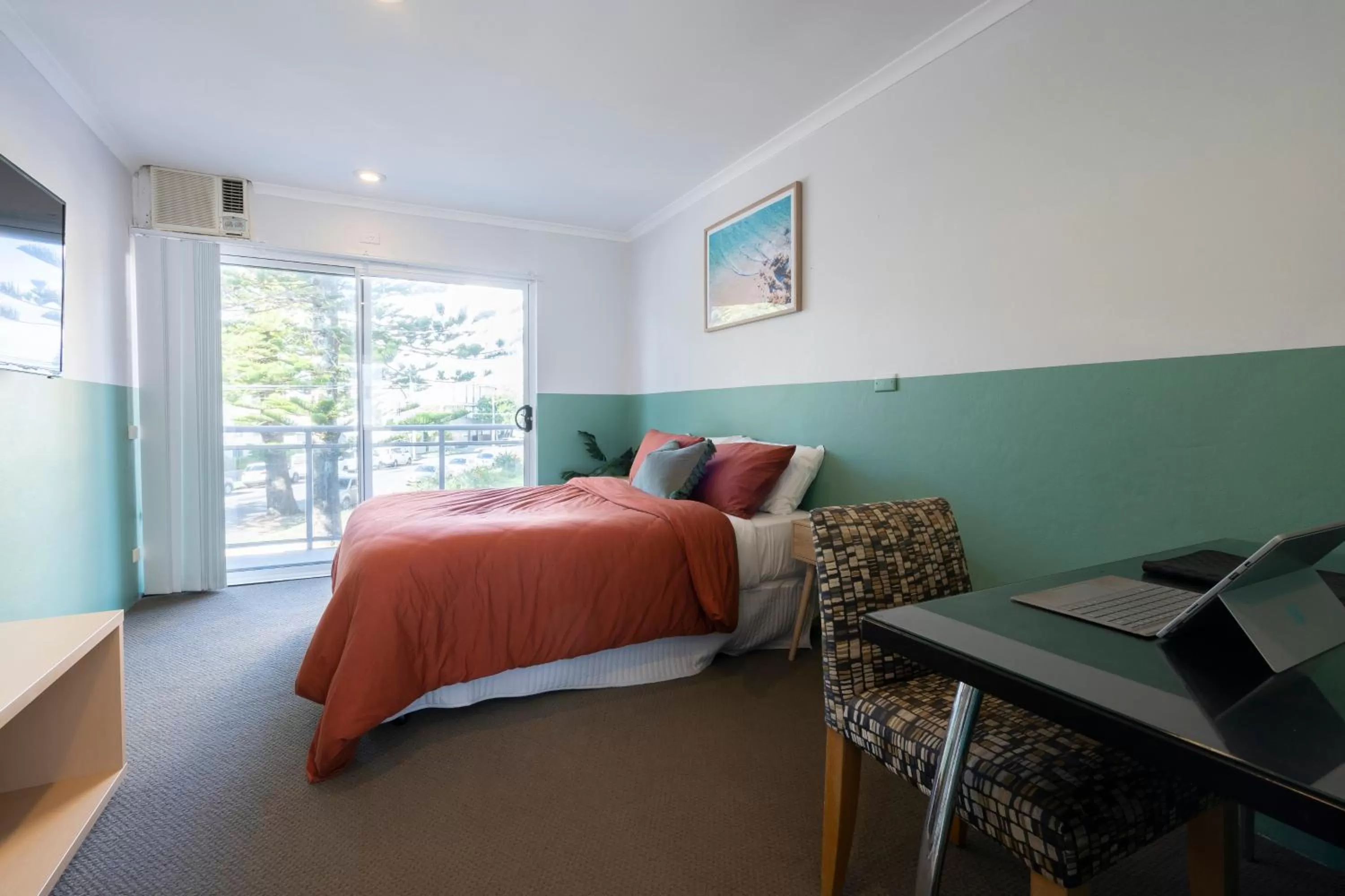 Bed in Manly Waves Studios & Apartments