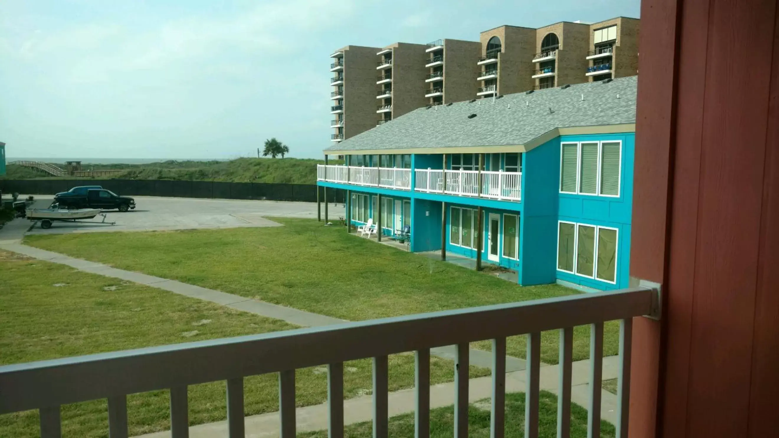 Natural landscape in Executive Keys Condominiums on the Beach