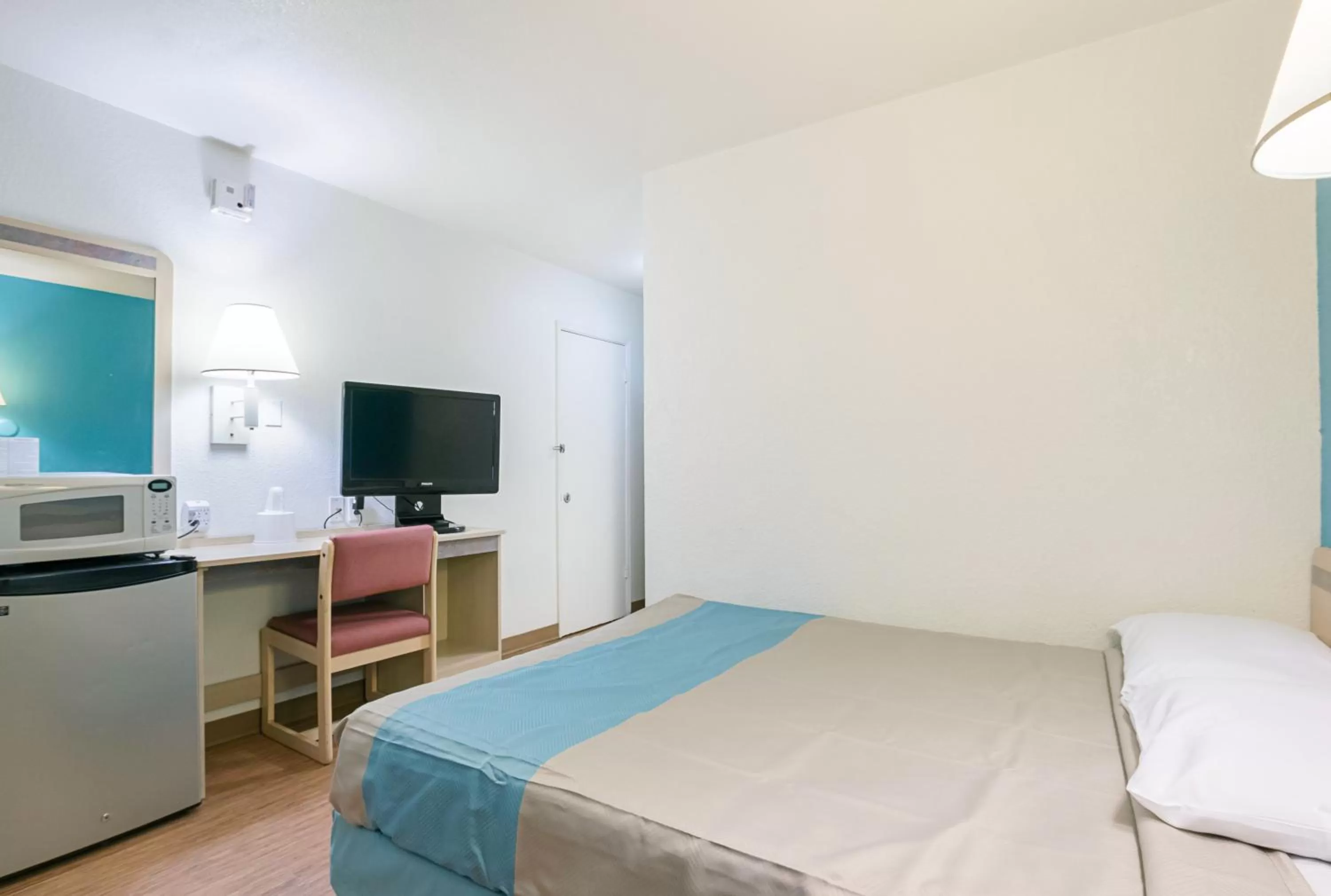 Photo of the whole room, Bed in Motel 6-Rochester, MN