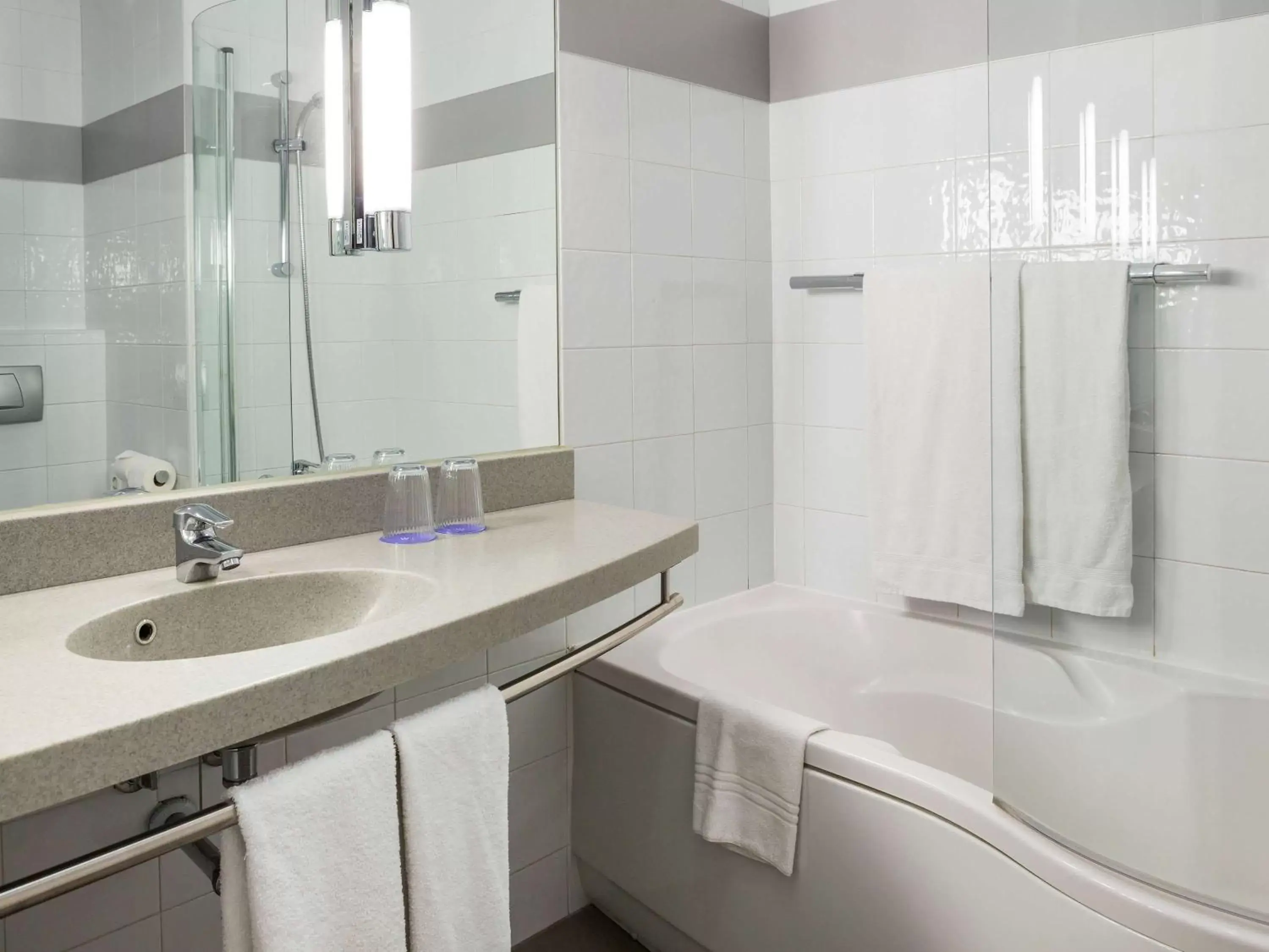 Photo of the whole room, Bathroom in Hotel Novotel Sevilla