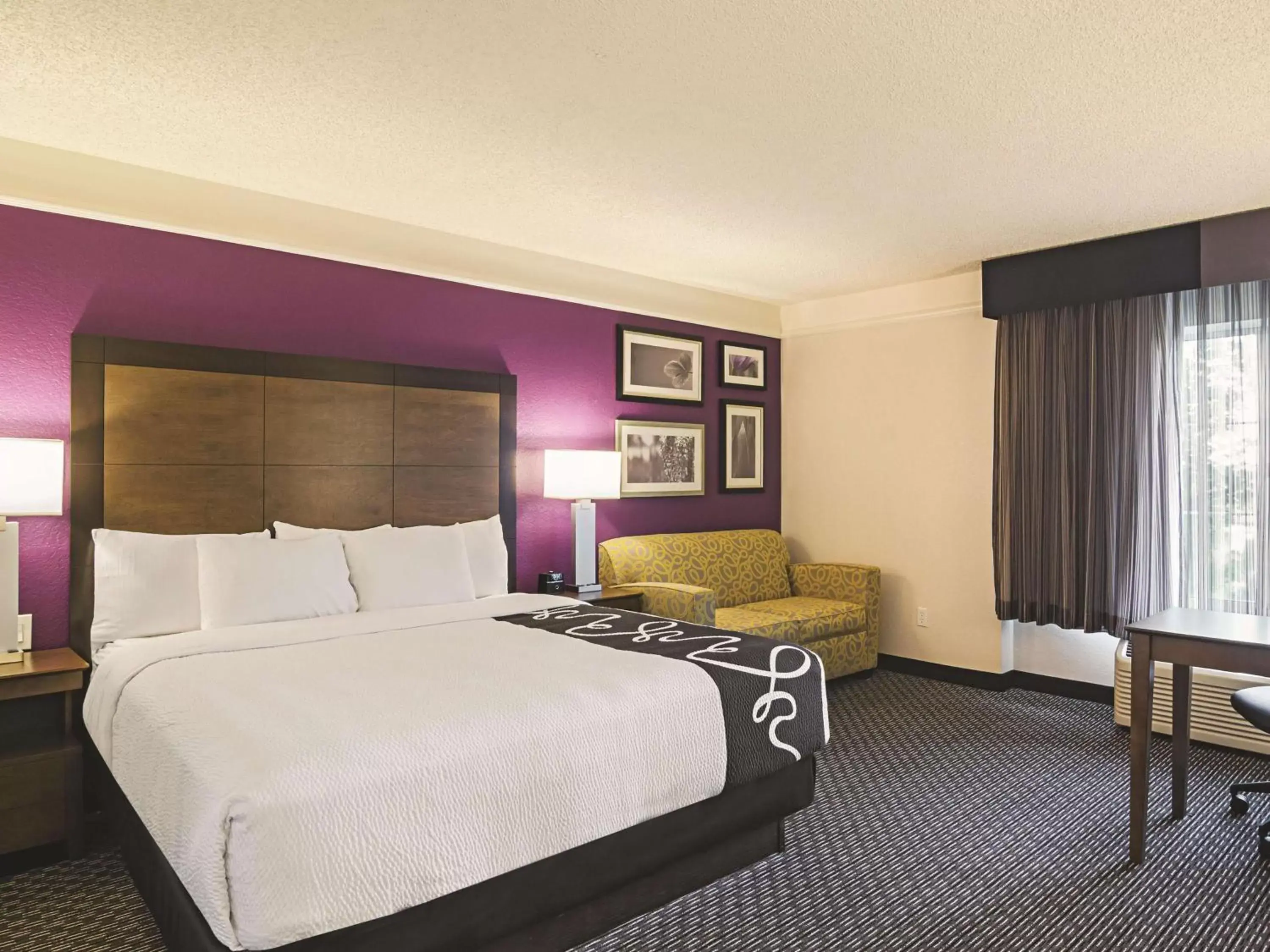 Photo of the whole room, Bed in La Quinta by Wyndham Denver Airport DIA