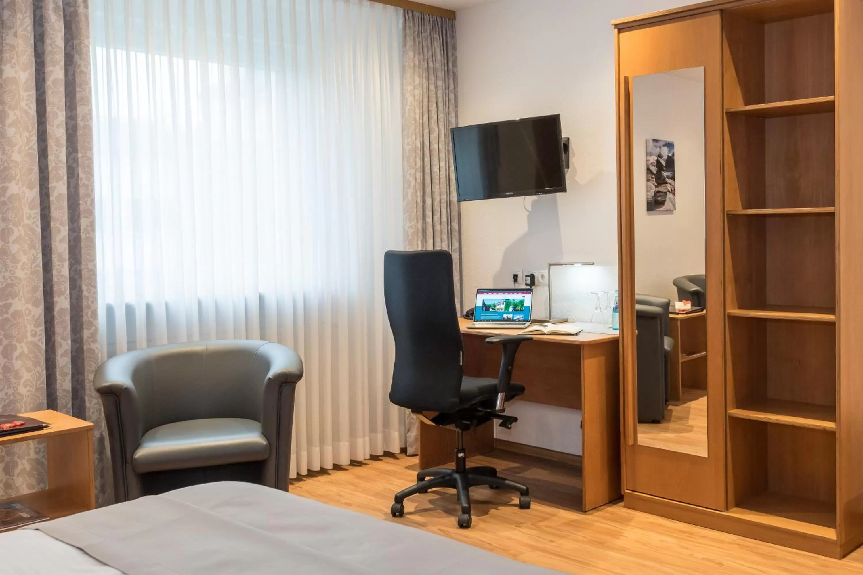 Staff, Bed in Hotel Elysee