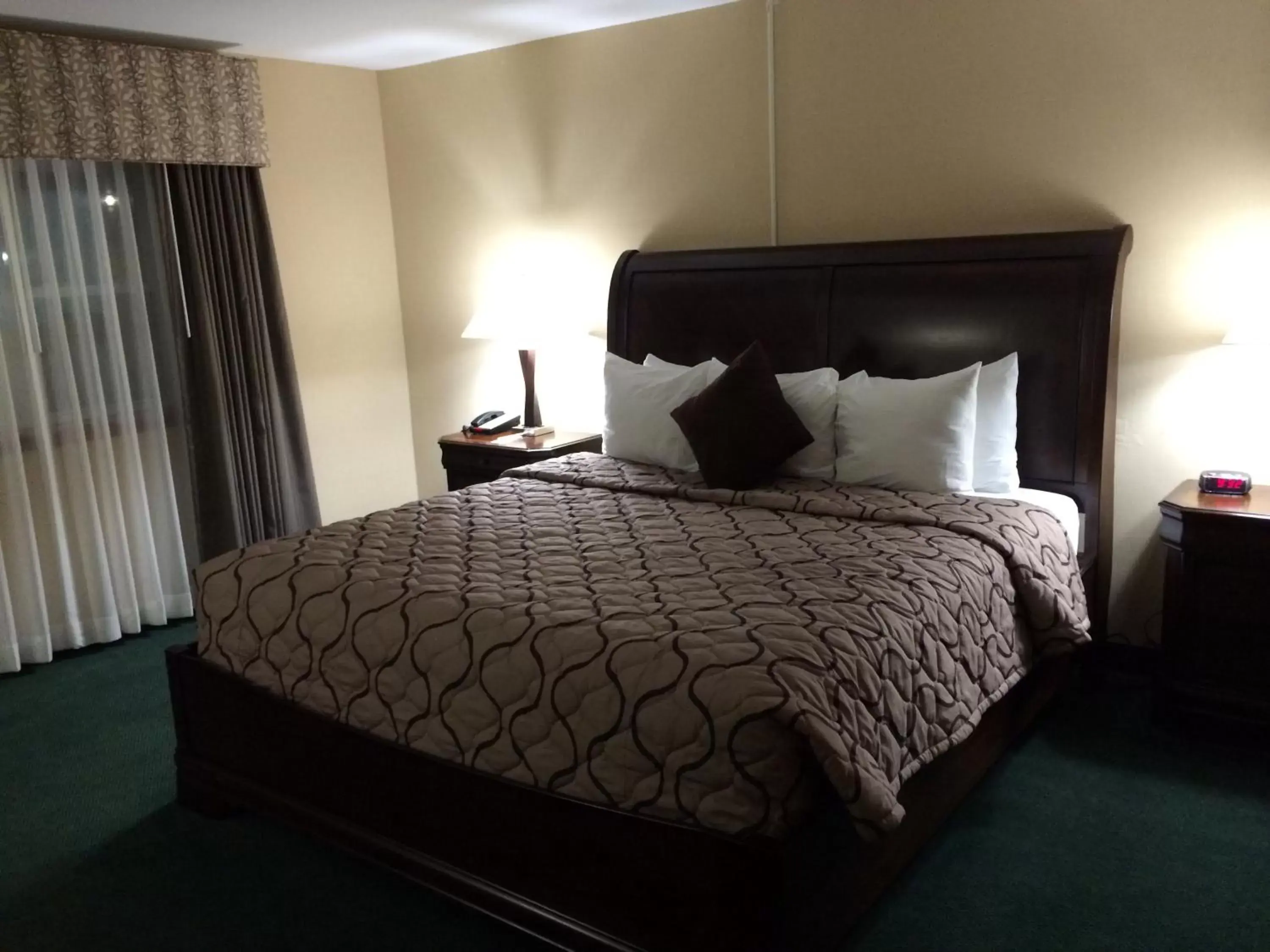 Bed in Pacer Inn & Suites Motel