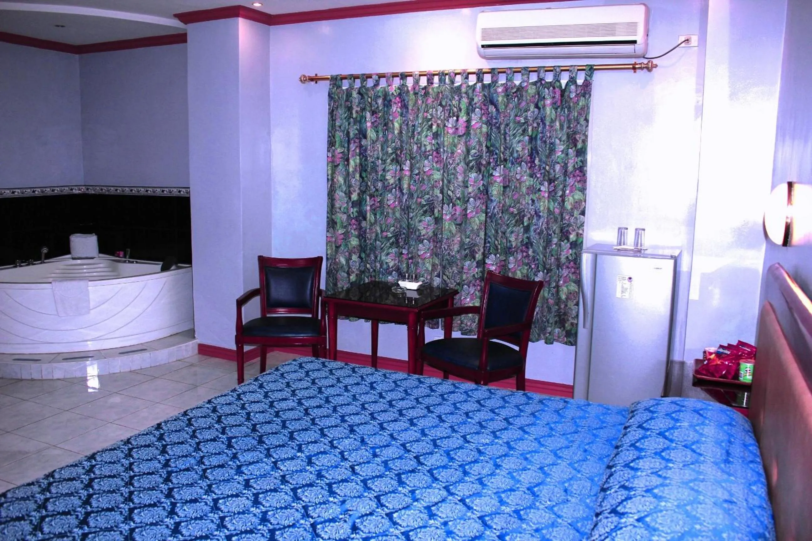 Bedroom, Bed in Pacific Breeze Hotel and Resort