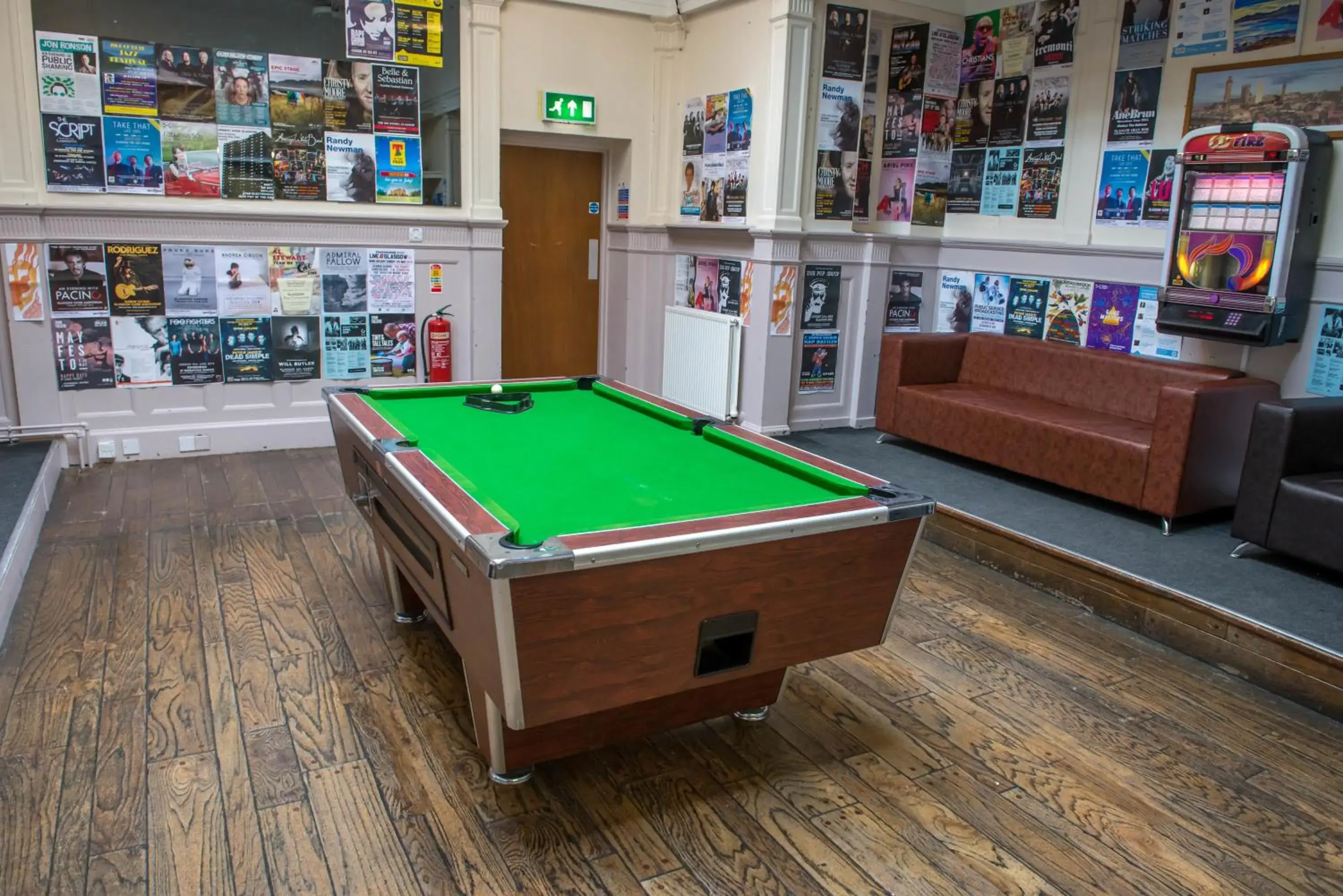 Communal lounge/ TV room, Billiards in Glasgow Youth Hostel