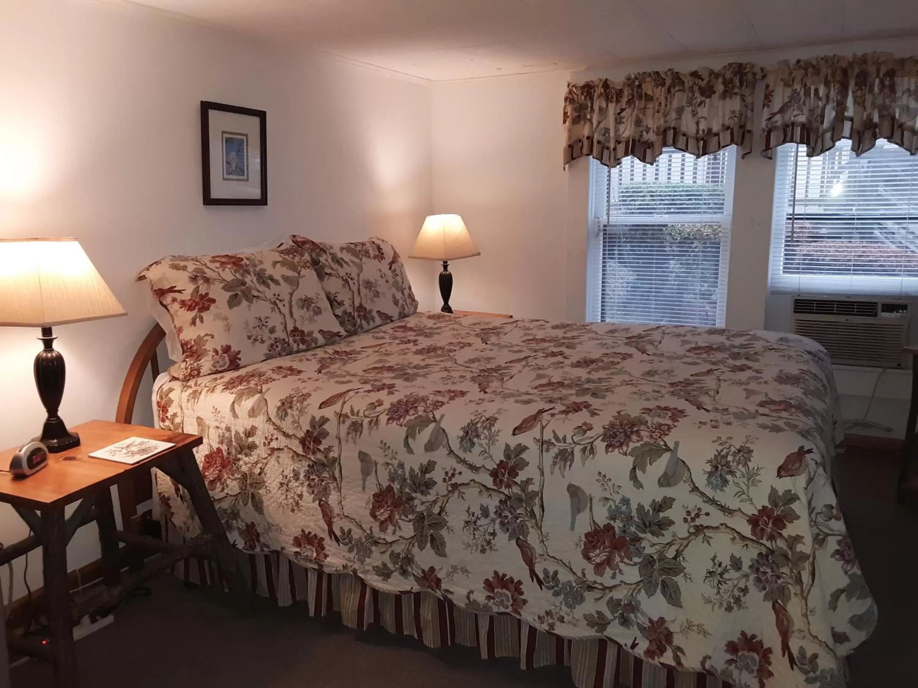 Bed in The Evening Shade River Lodge and Cabins