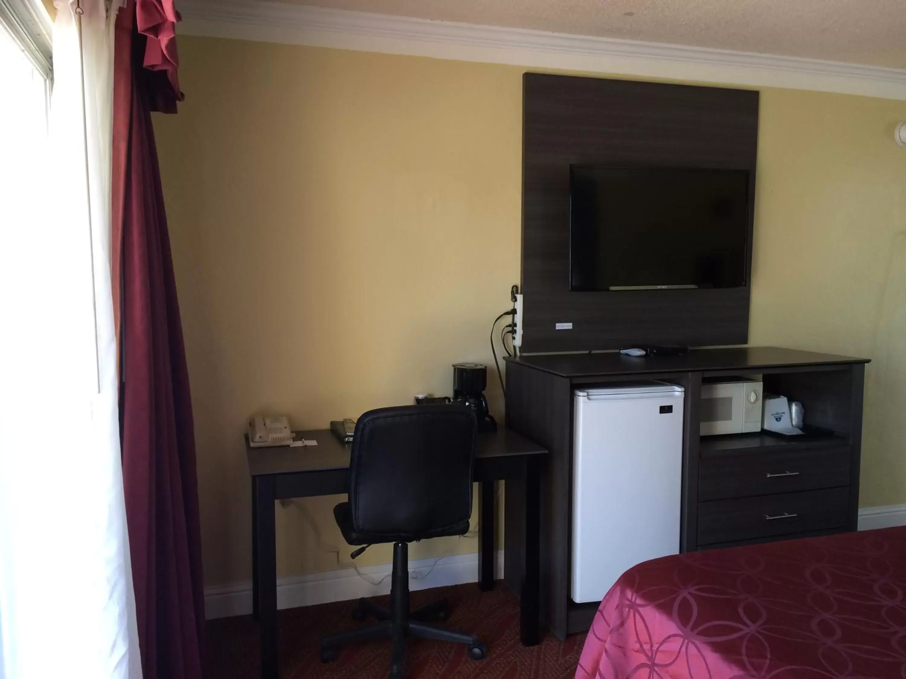 TV and multimedia, TV/Entertainment Center in Americas Best Value Presidents Inn on Munras