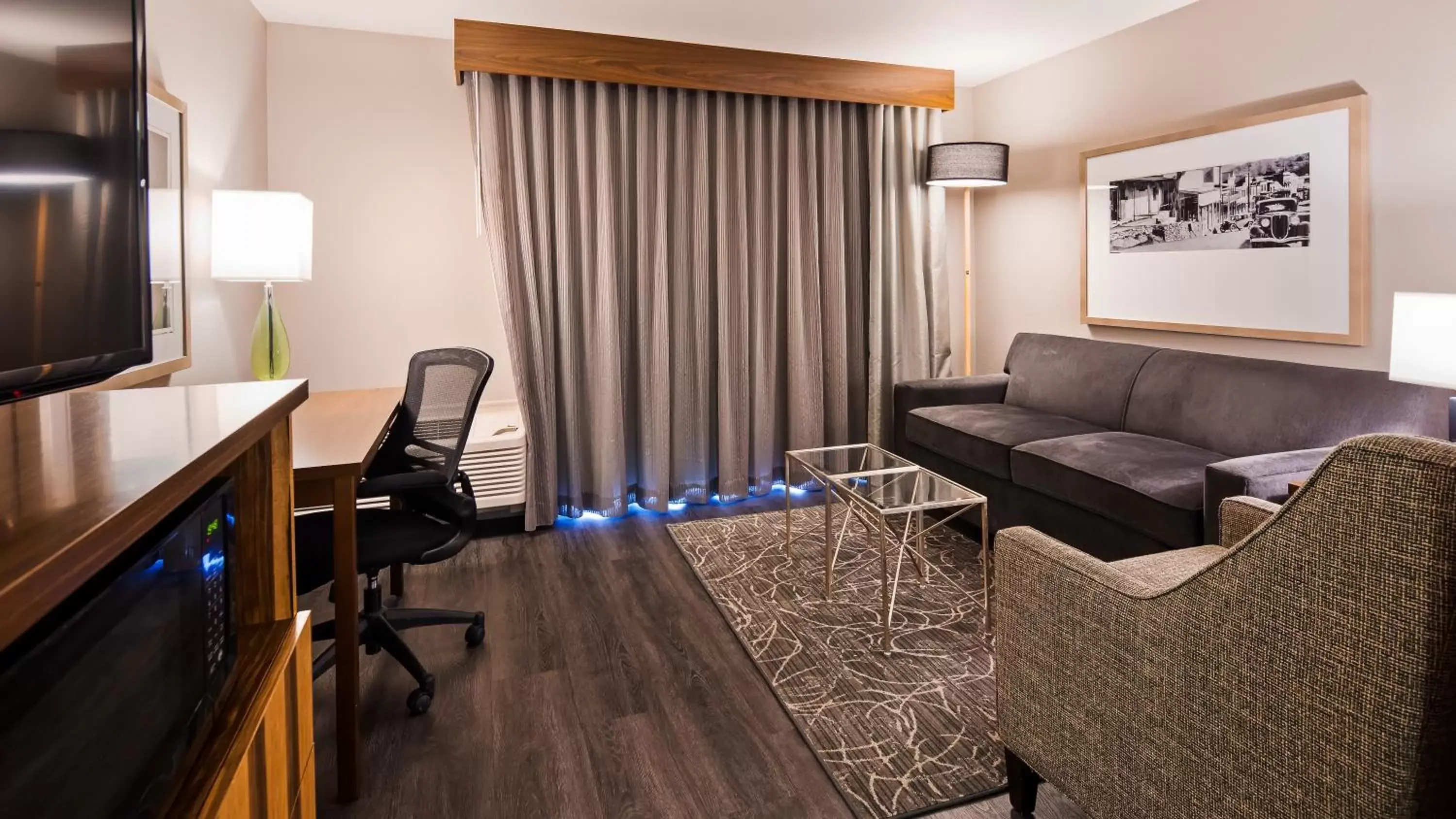 Bed, Seating Area in Best Western Cedar Inn & Suites