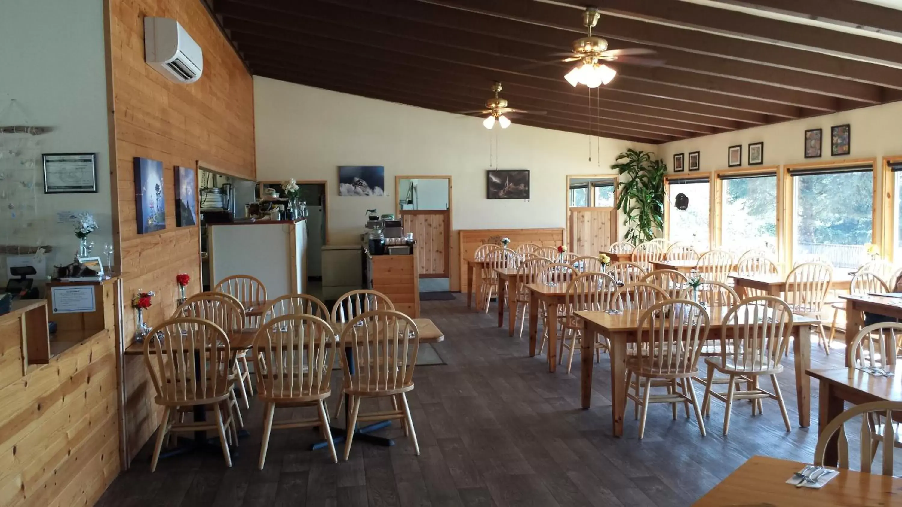 Restaurant/Places to Eat in Whaleshead Beach Resort