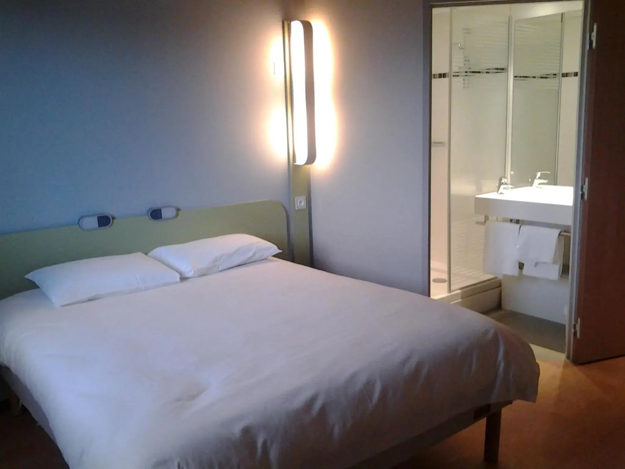 Photo of the whole room, Bed in ibis budget Givet