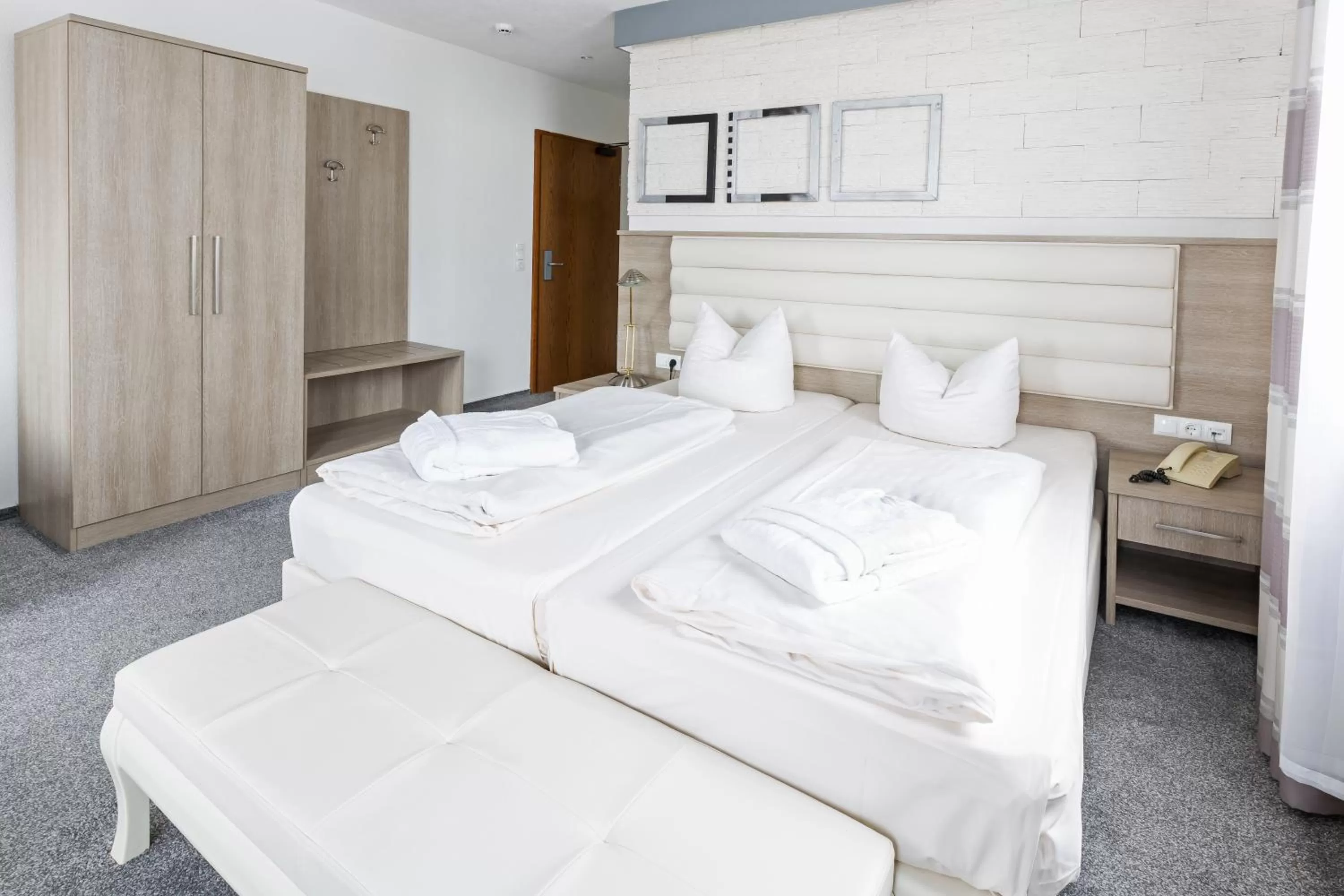 Photo of the whole room, Bed in Bavaria Hotel Münchner Hof Superior