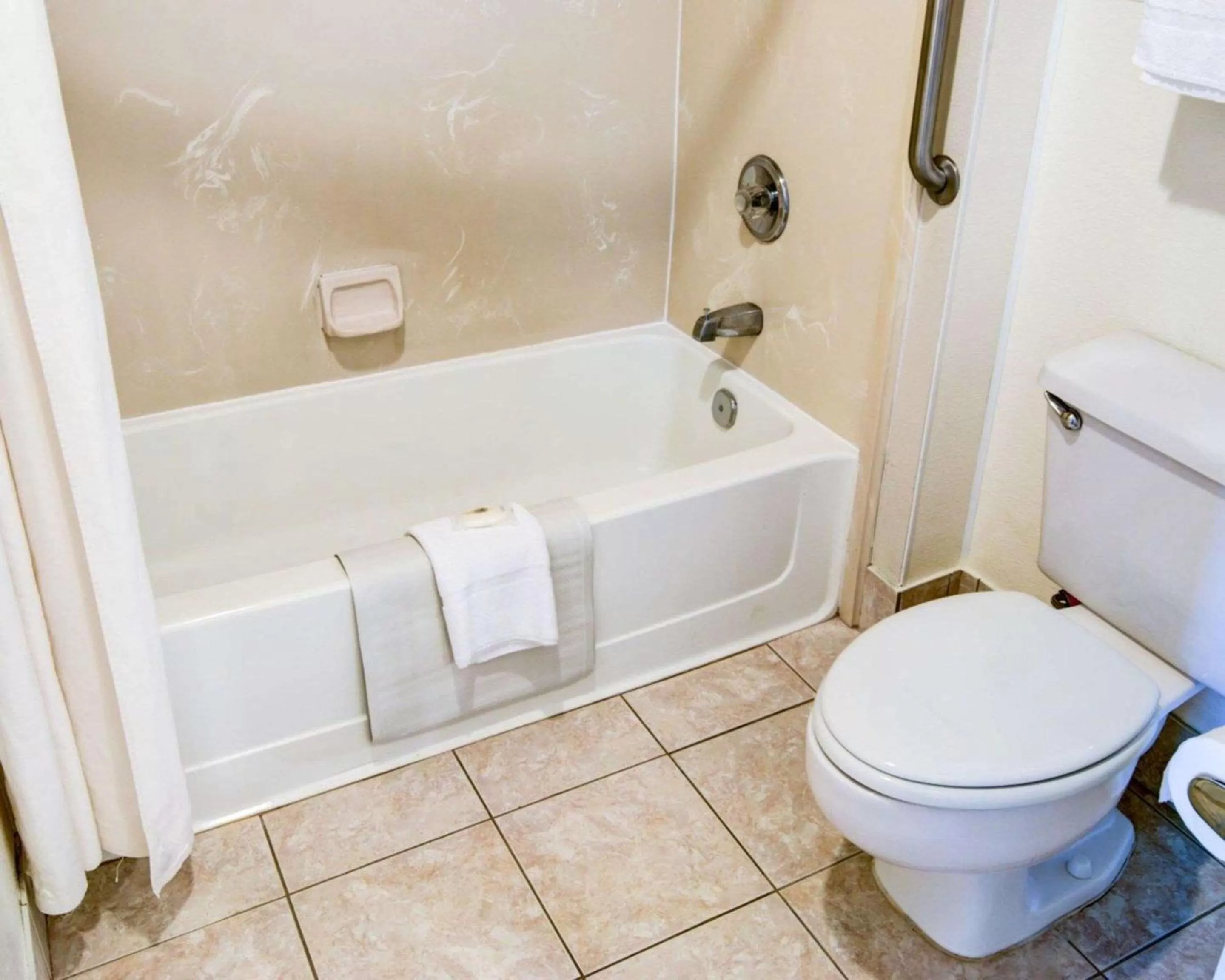 Bathroom in Comfort Inn Redding Near I-5