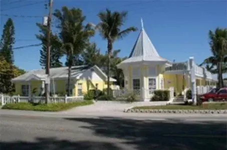 Facade/entrance, Property Building in Queens Gate Resort