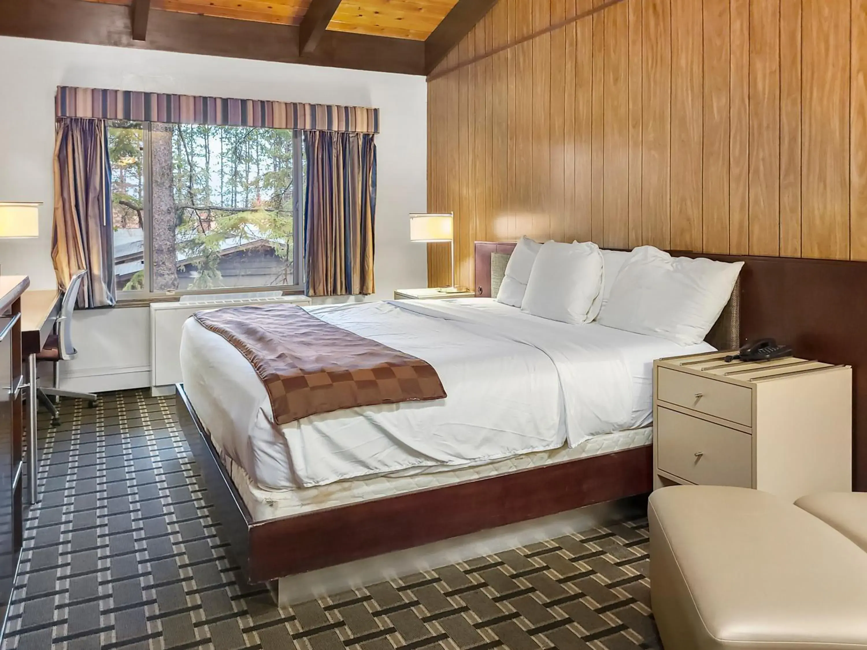 Bed in Americas Best Value Inn Hinckley