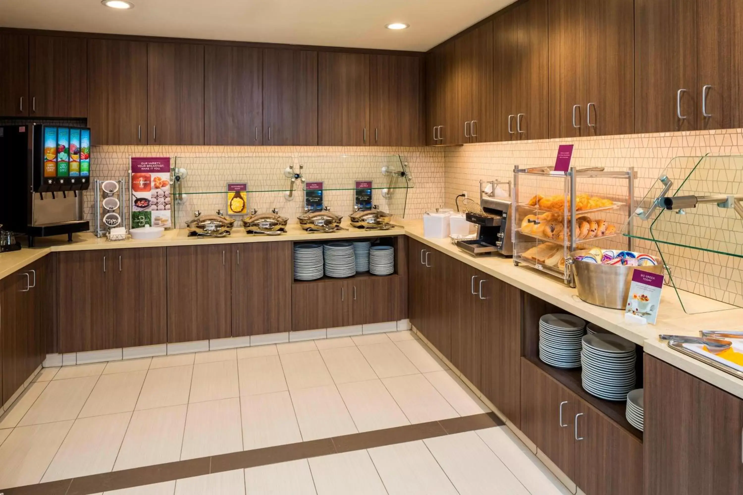 Breakfast, Kitchen/Kitchenette in Residence Inn by Marriott Jacksonville South Bartram Park