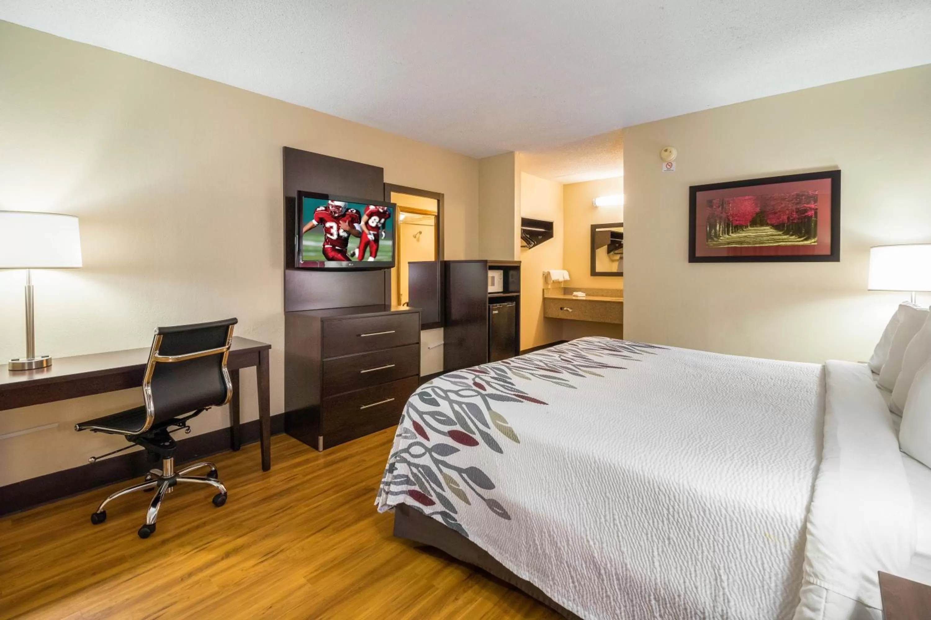 Bedroom, Bed in Red Roof Inn Clarksville