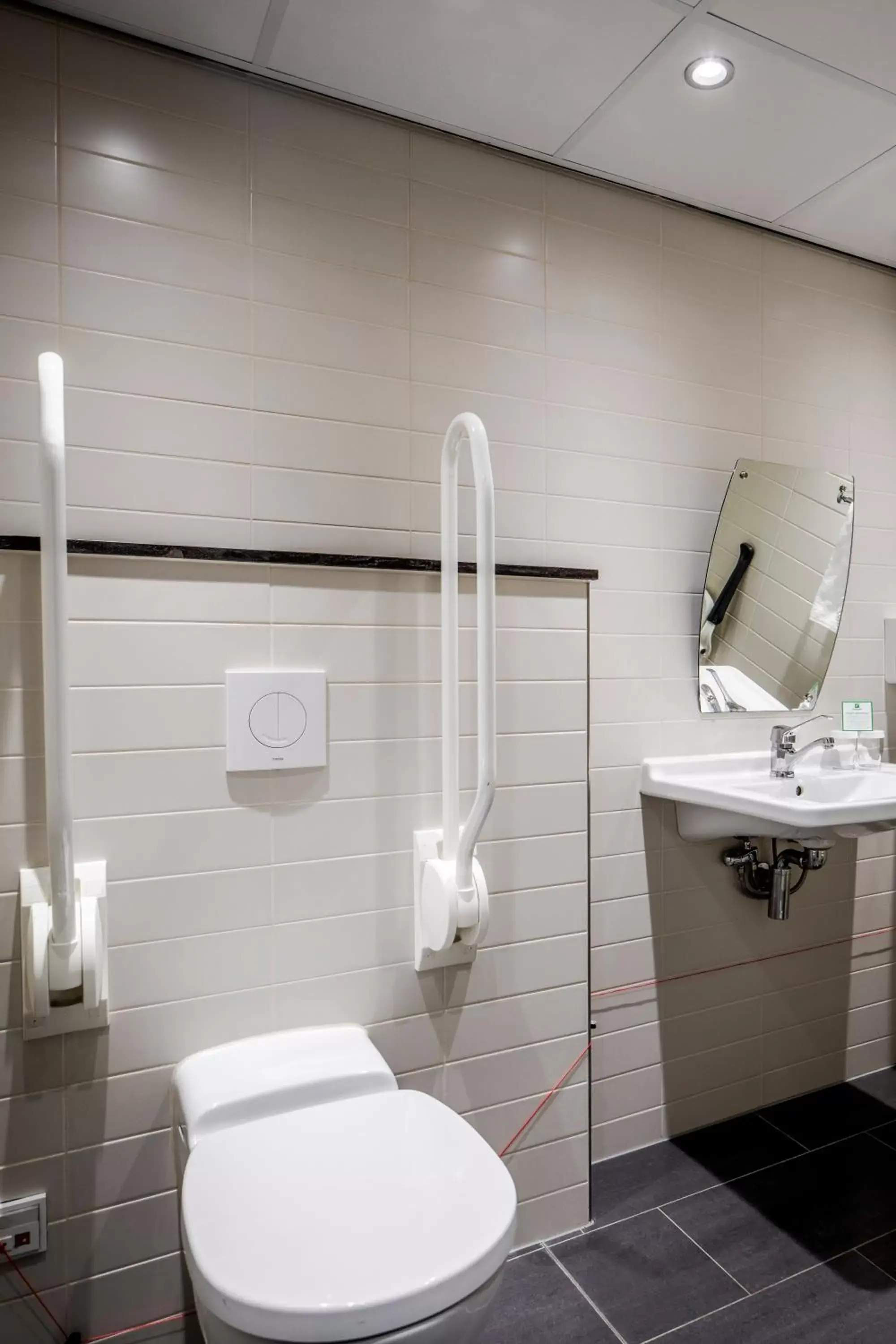 Photo of the whole room, Bathroom in Holiday Inn Eindhoven Centre, an IHG Hotel