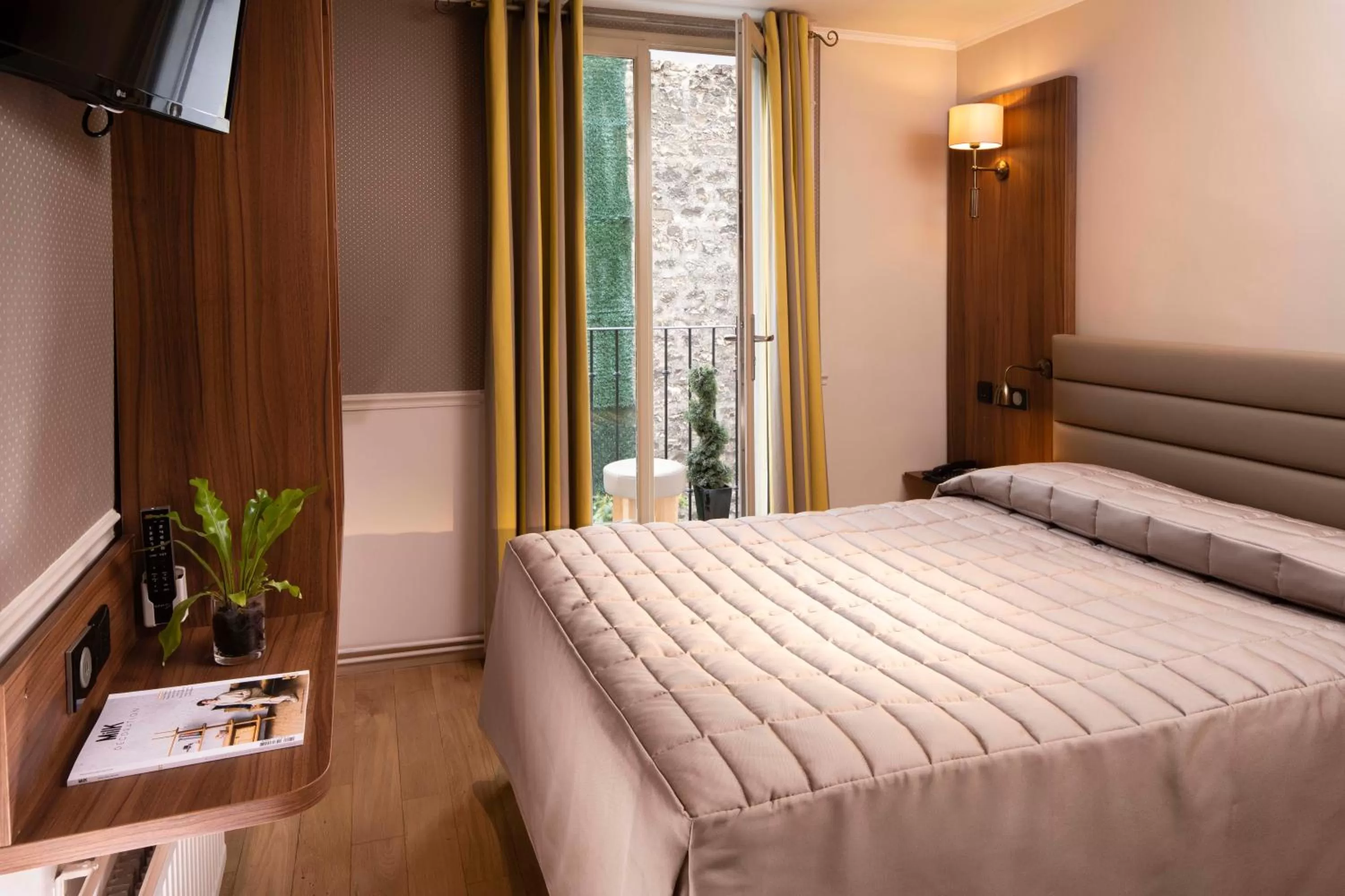 Bed in Hôtel de la Tour Eiffel