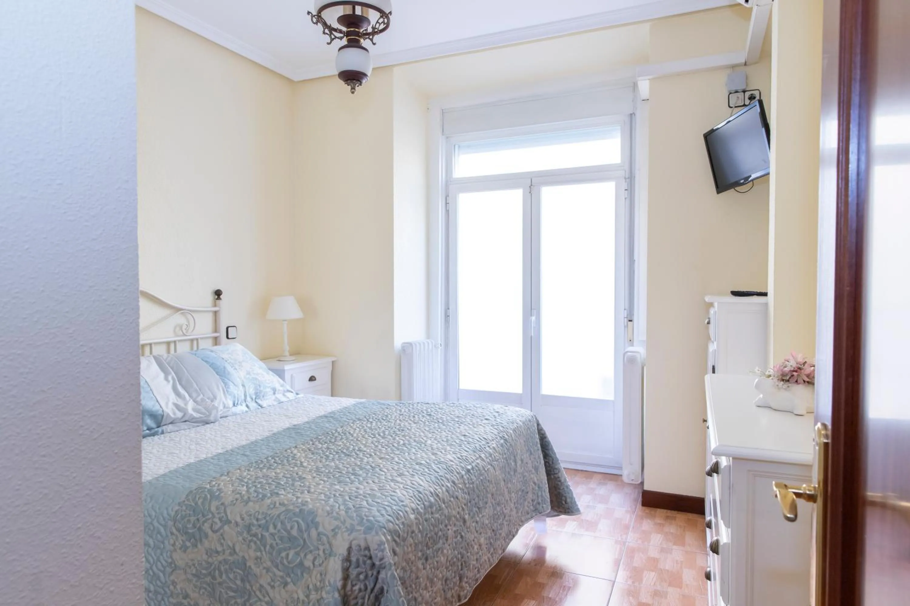 Photo of the whole room, Bed in Hostal Tokio