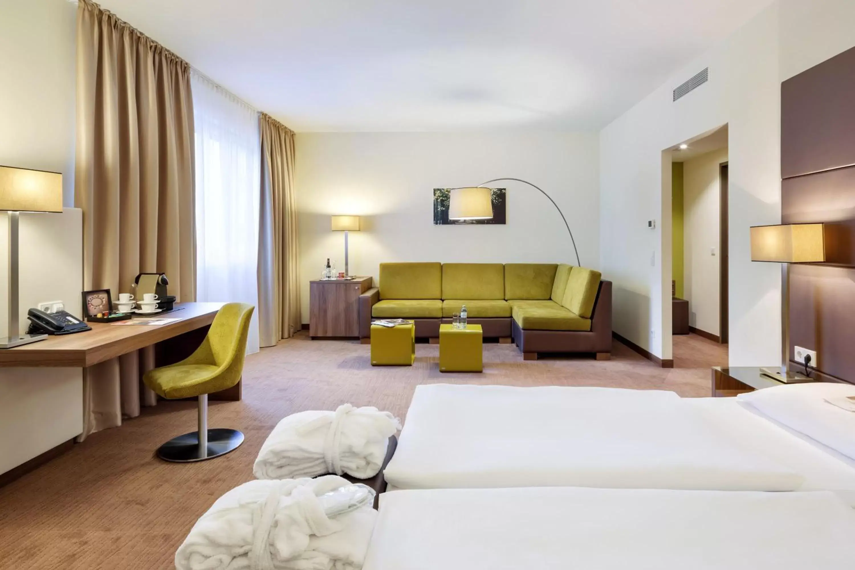 Bed, Seating Area in Austria Trend Hotel Doppio Wien