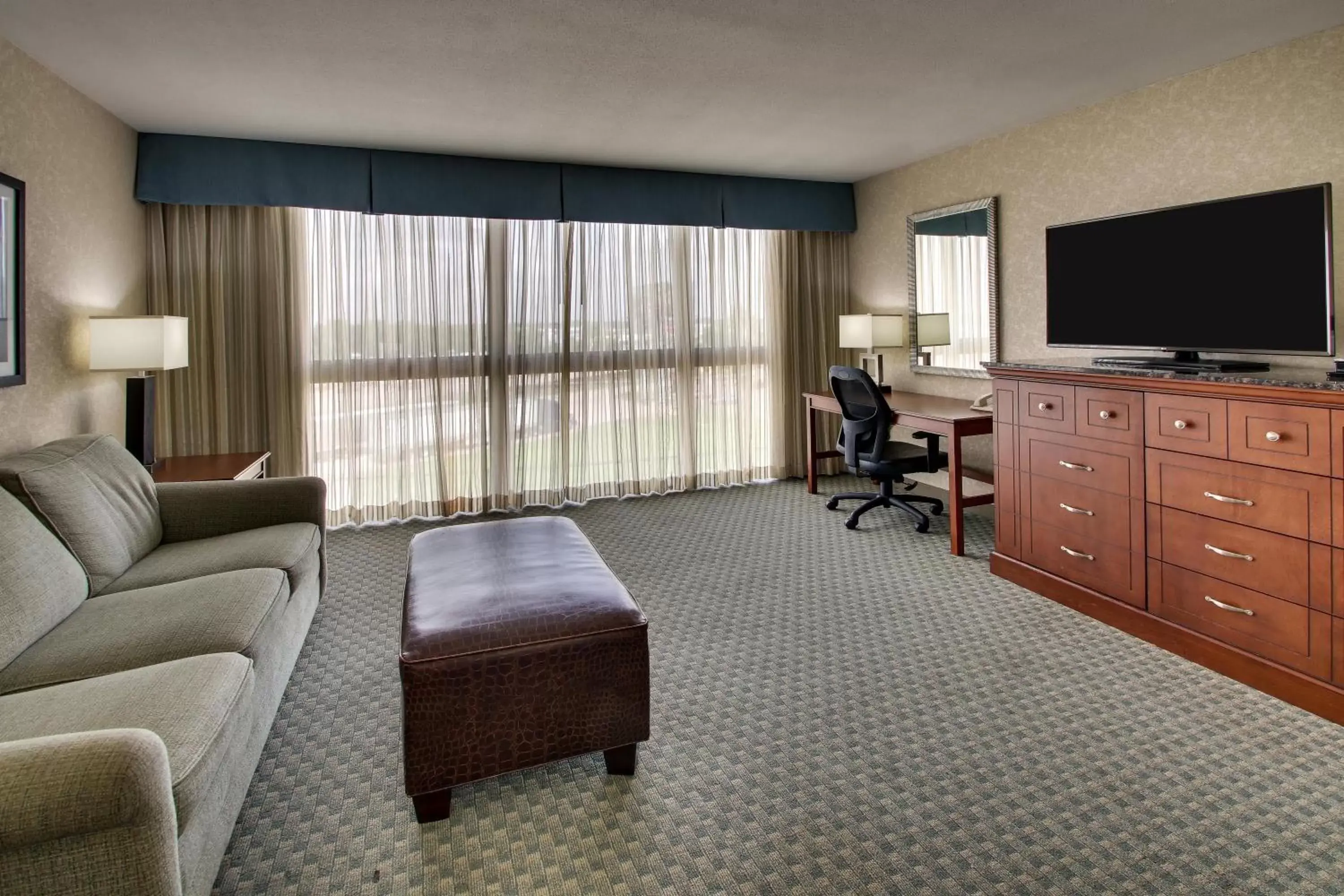 Living room, TV/Entertainment Center in GreenTree Hotel - Houston Hobby Airport