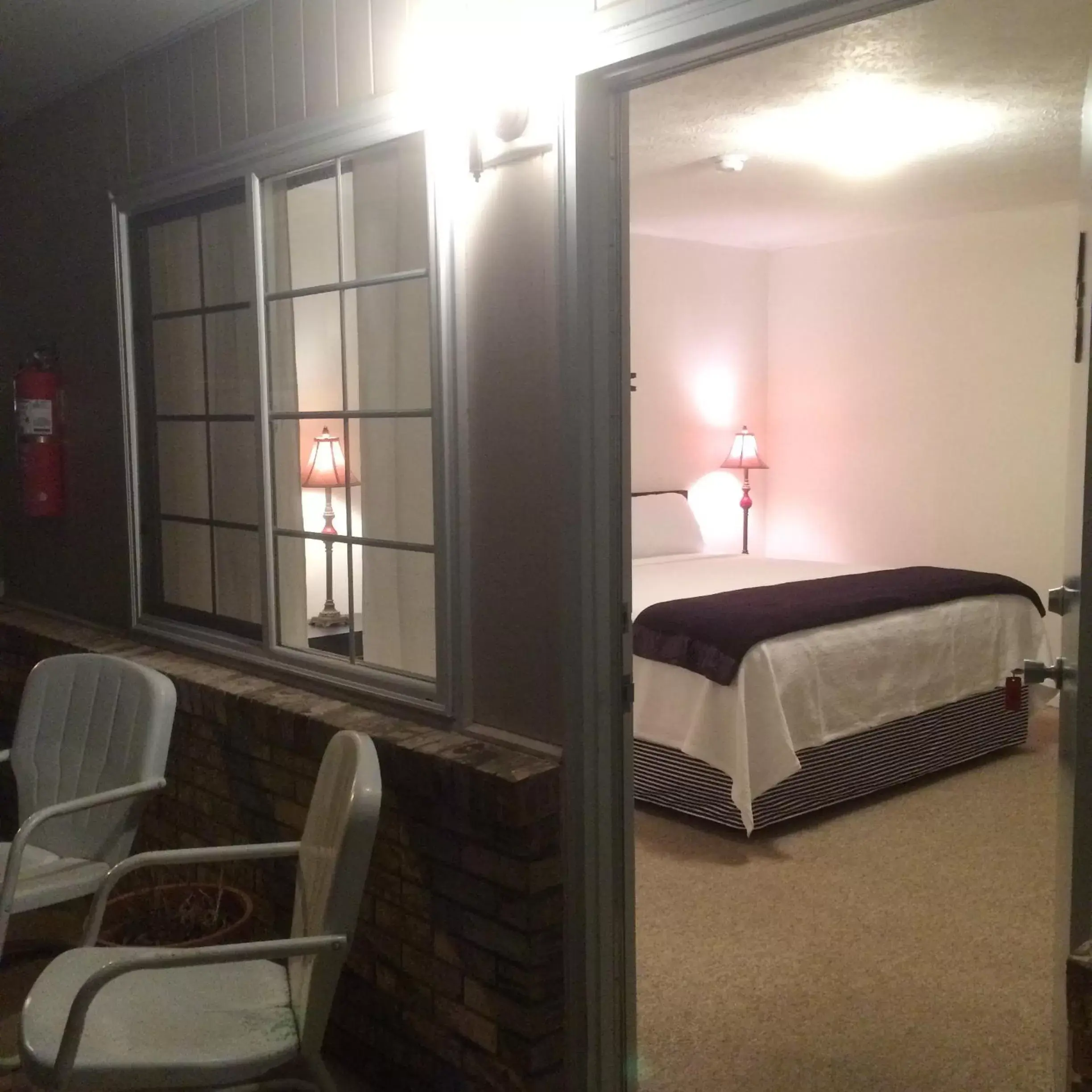 Photo of the whole room, Bed in Cardinal Inn