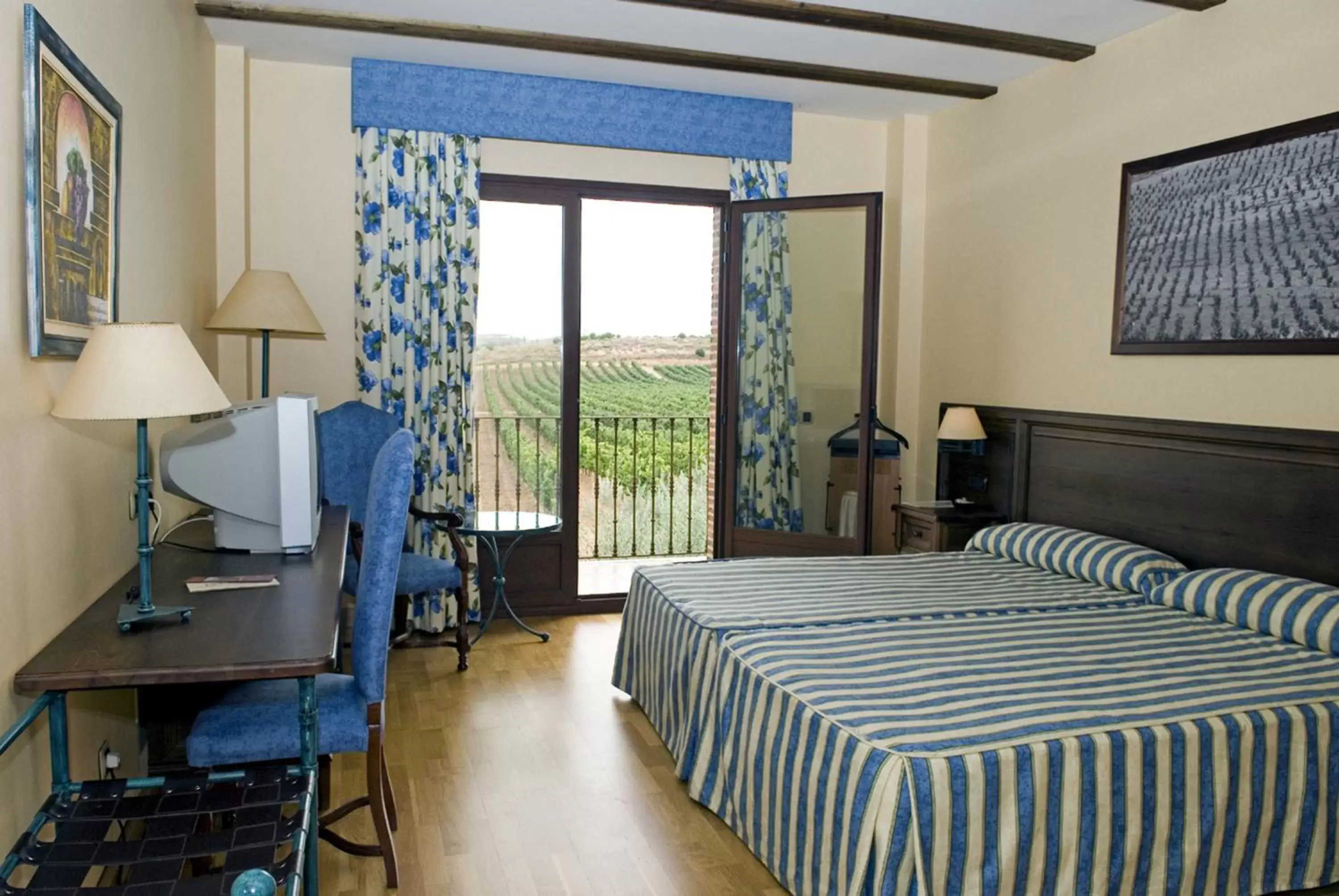 Photo of the whole room, Bed in Hotel Spa Tudanca Aranda
