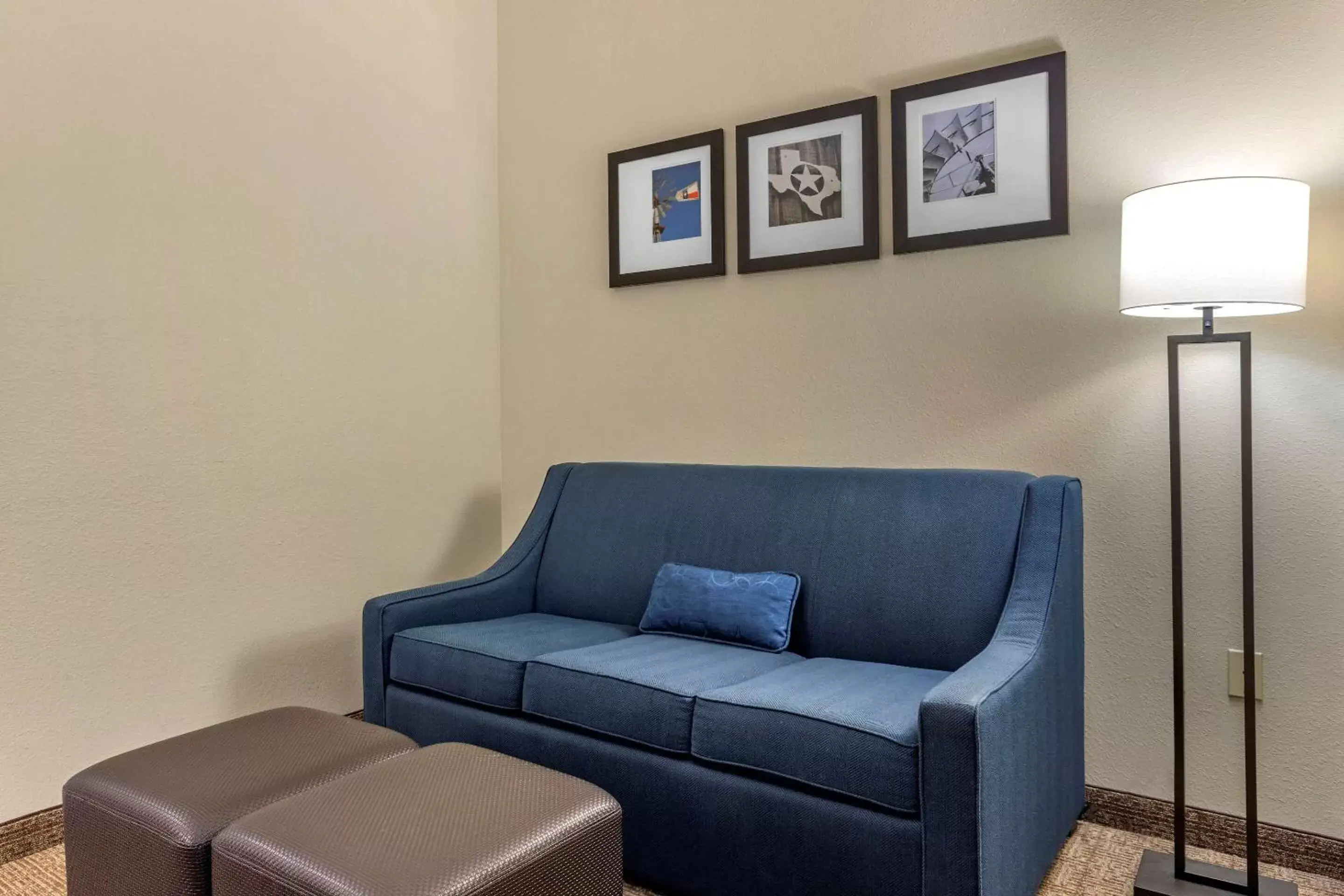 Photo of the whole room, Seating Area in Comfort Inn & Suites Paris