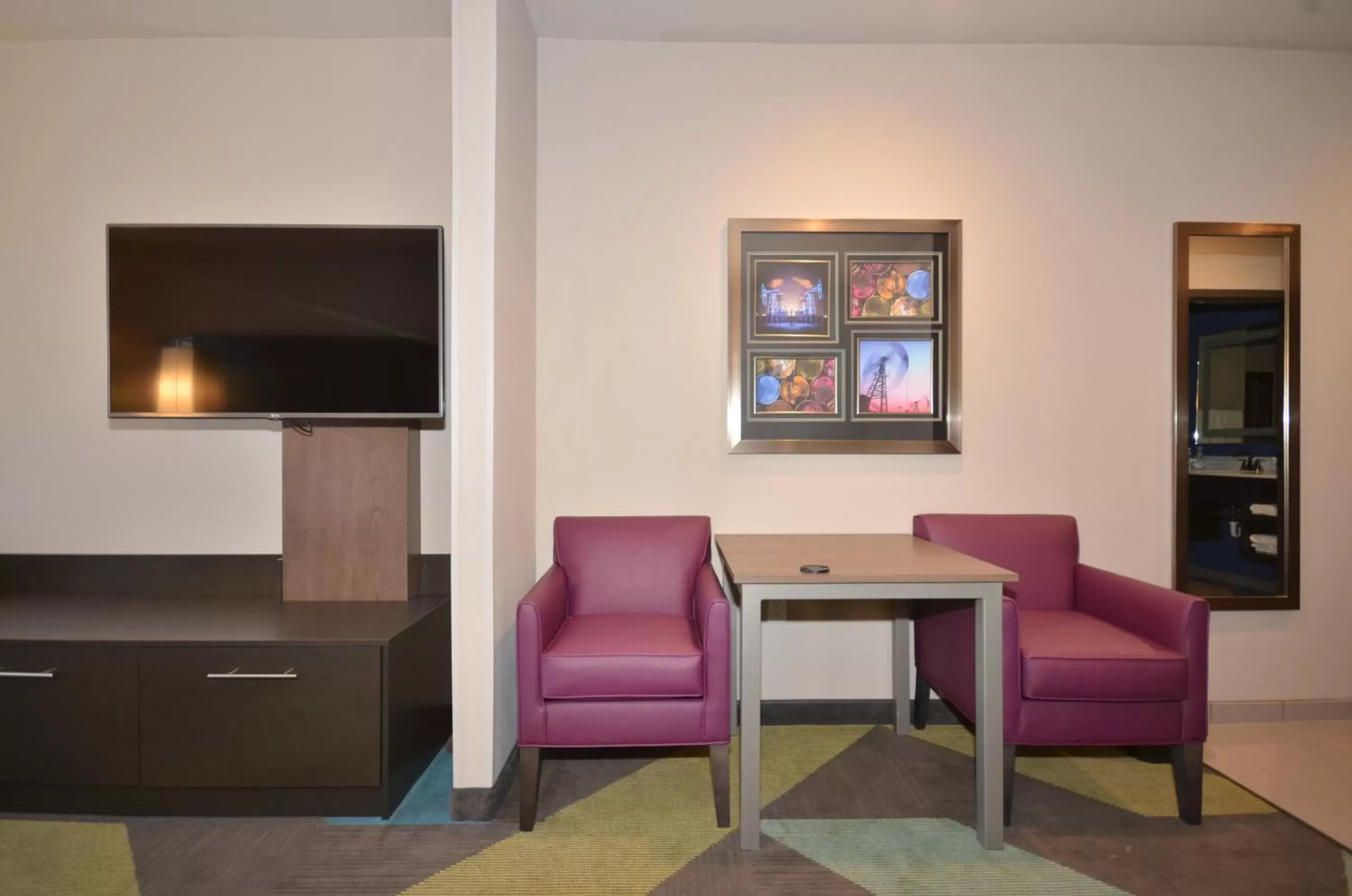 Photo of the whole room, TV/Entertainment Center in Holiday Inn Express & Suites Oklahoma City Mid - Arpt Area, an IHG Hotel