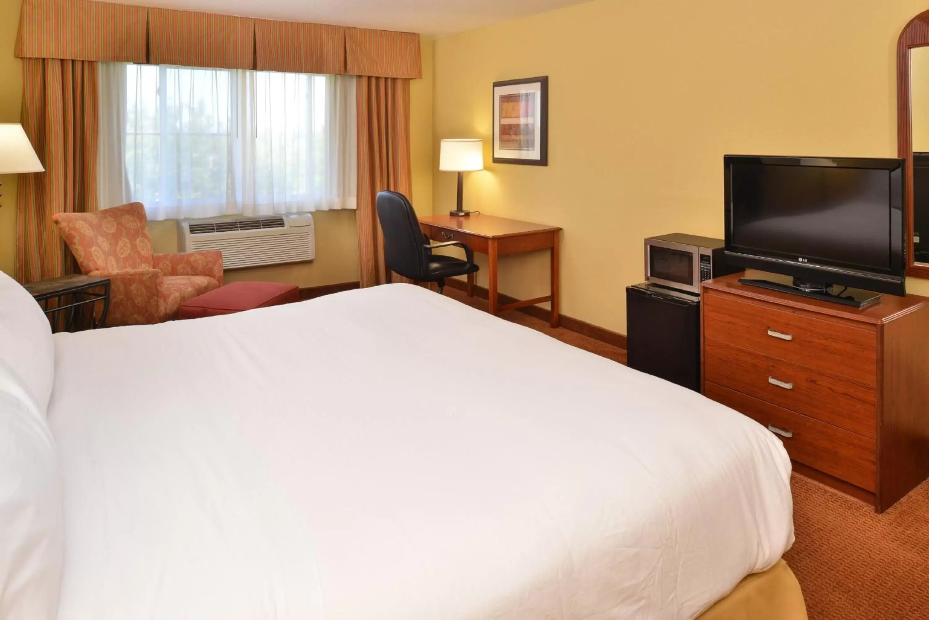 Bed in Holiday Inn Stevens Point - Convention Center, an IHG Hotel