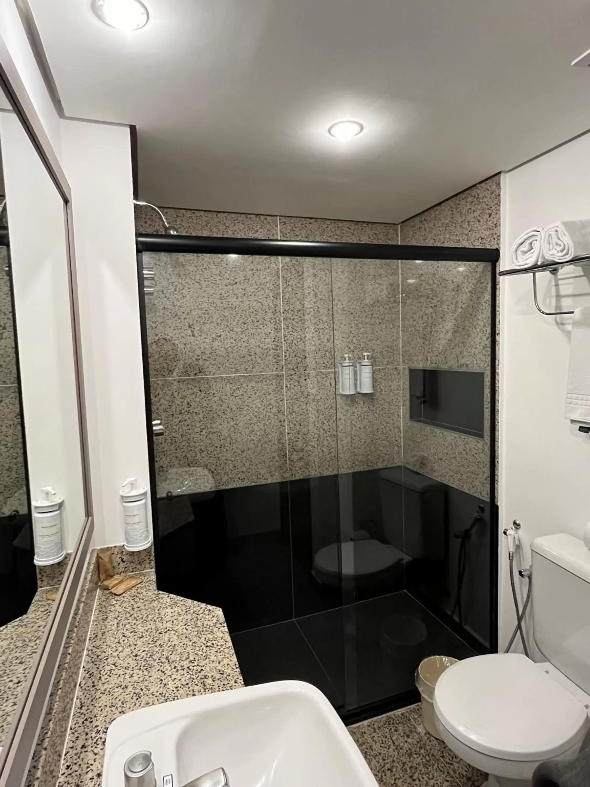 Shower, Bathroom in Quality Paulista (São Paulo, Jardins)