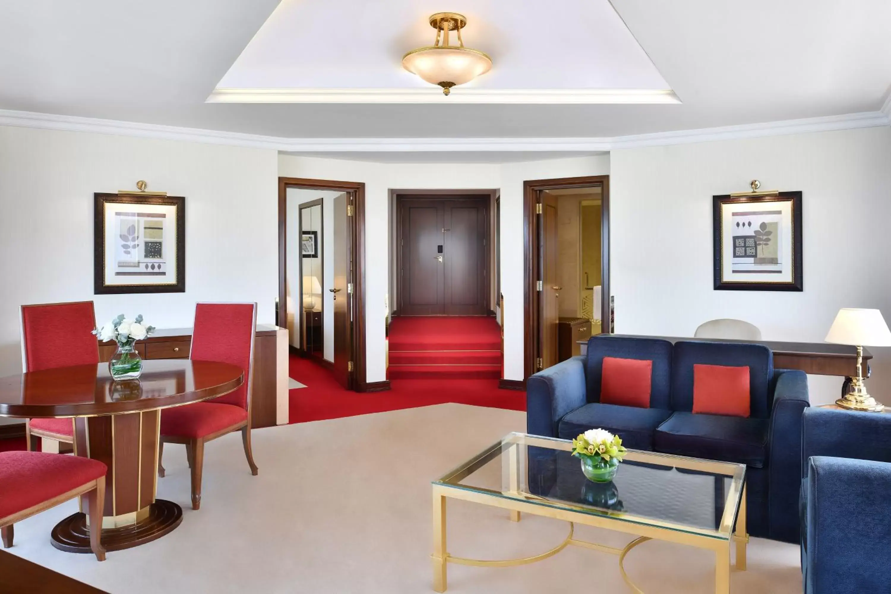 Living room, Seating Area in Sheraton Grand Doha Resort & Convention Hotel