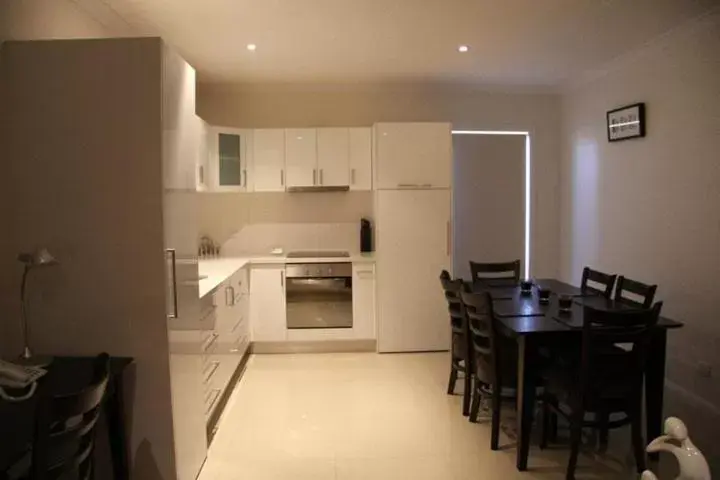 Dining area, Kitchen/Kitchenette in Red Earth Motel