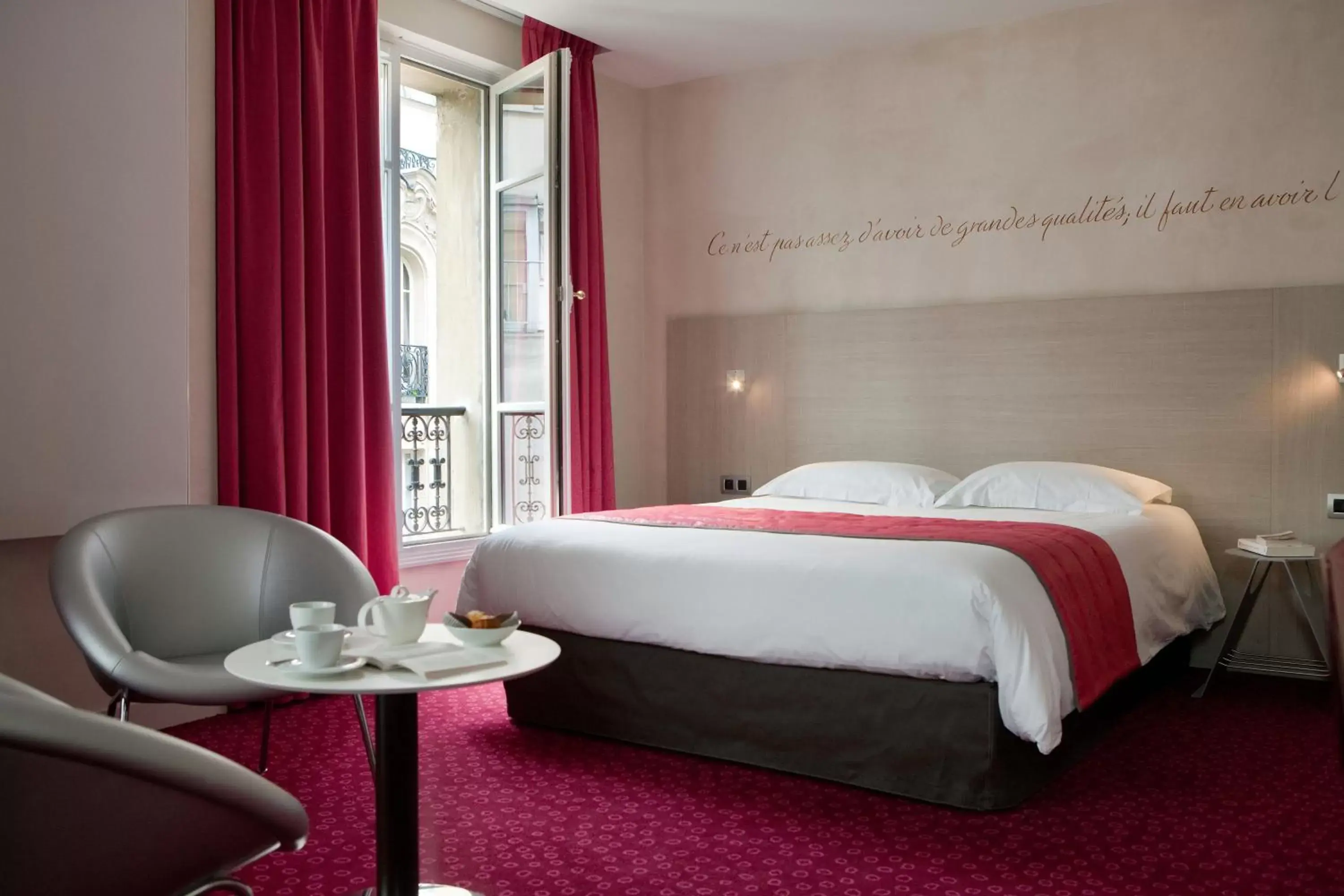 Bed in Hôtel de Sévigné