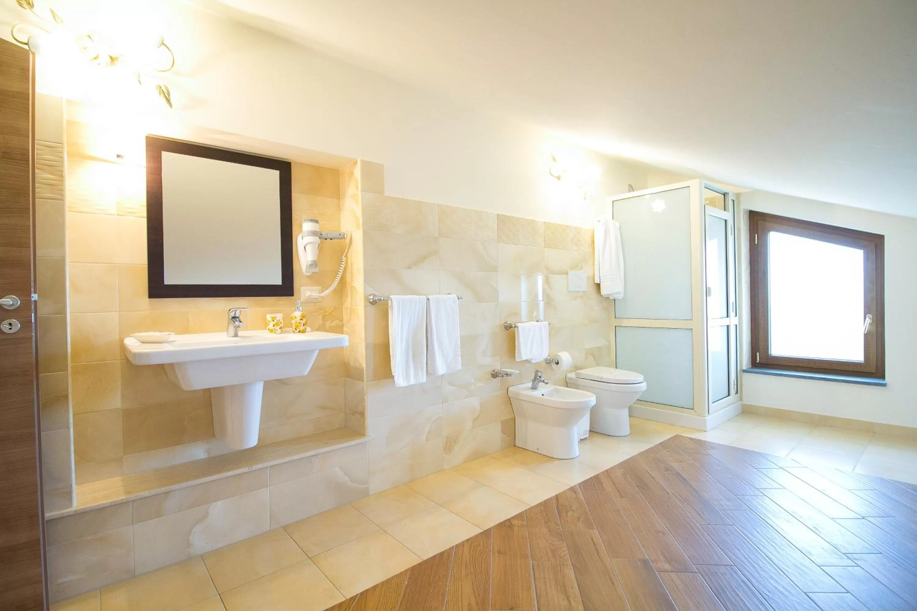 Shower in Etna Royal View