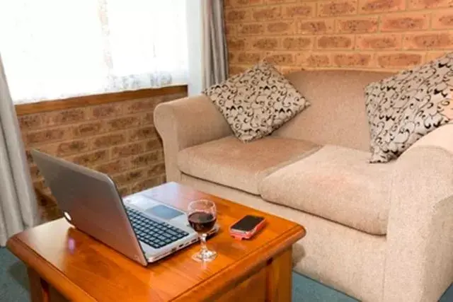 Living room, Seating Area in Beechworth Carriage Motor Inn