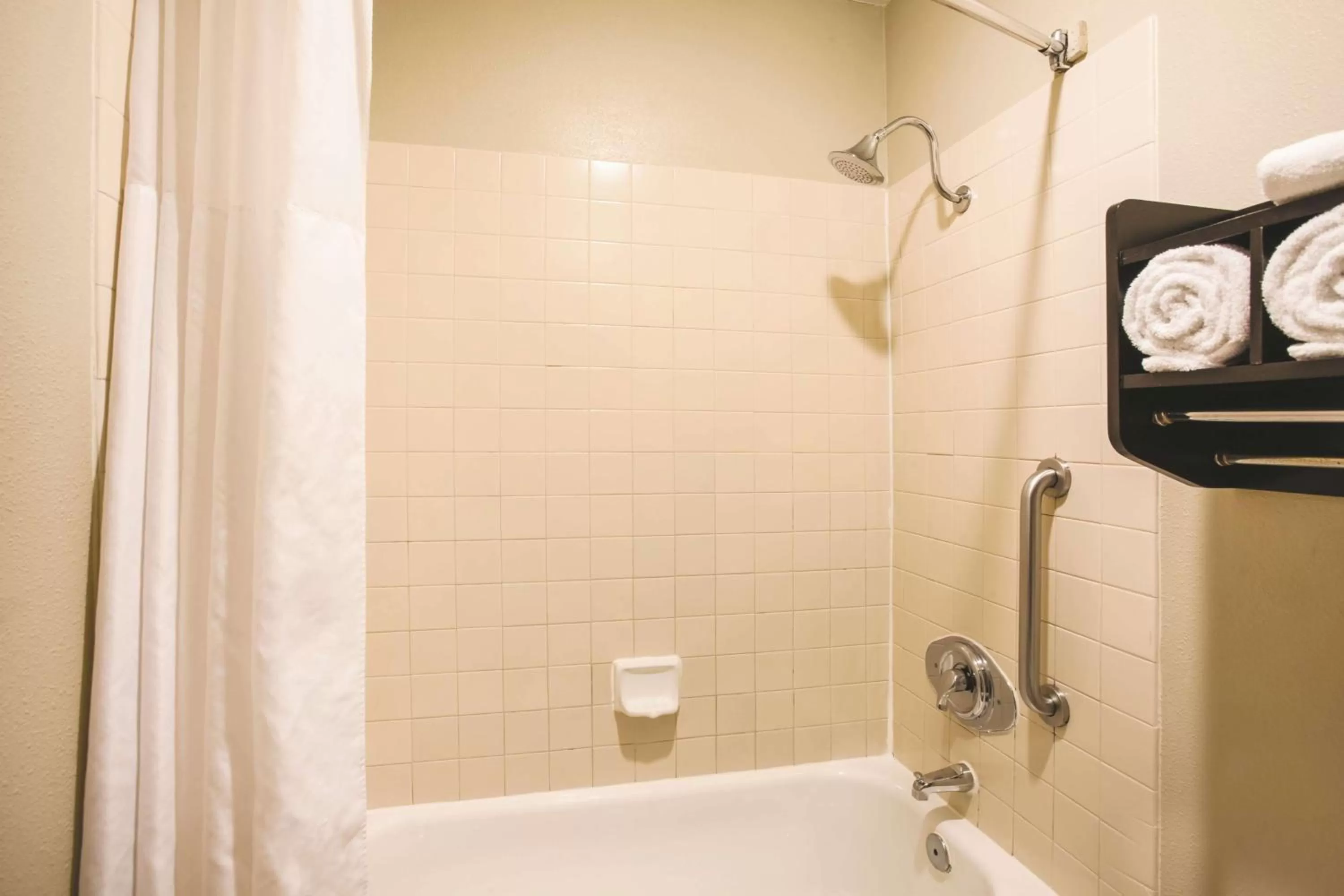 Bathroom in La Quinta by Wyndham Carlsbad - Legoland Area