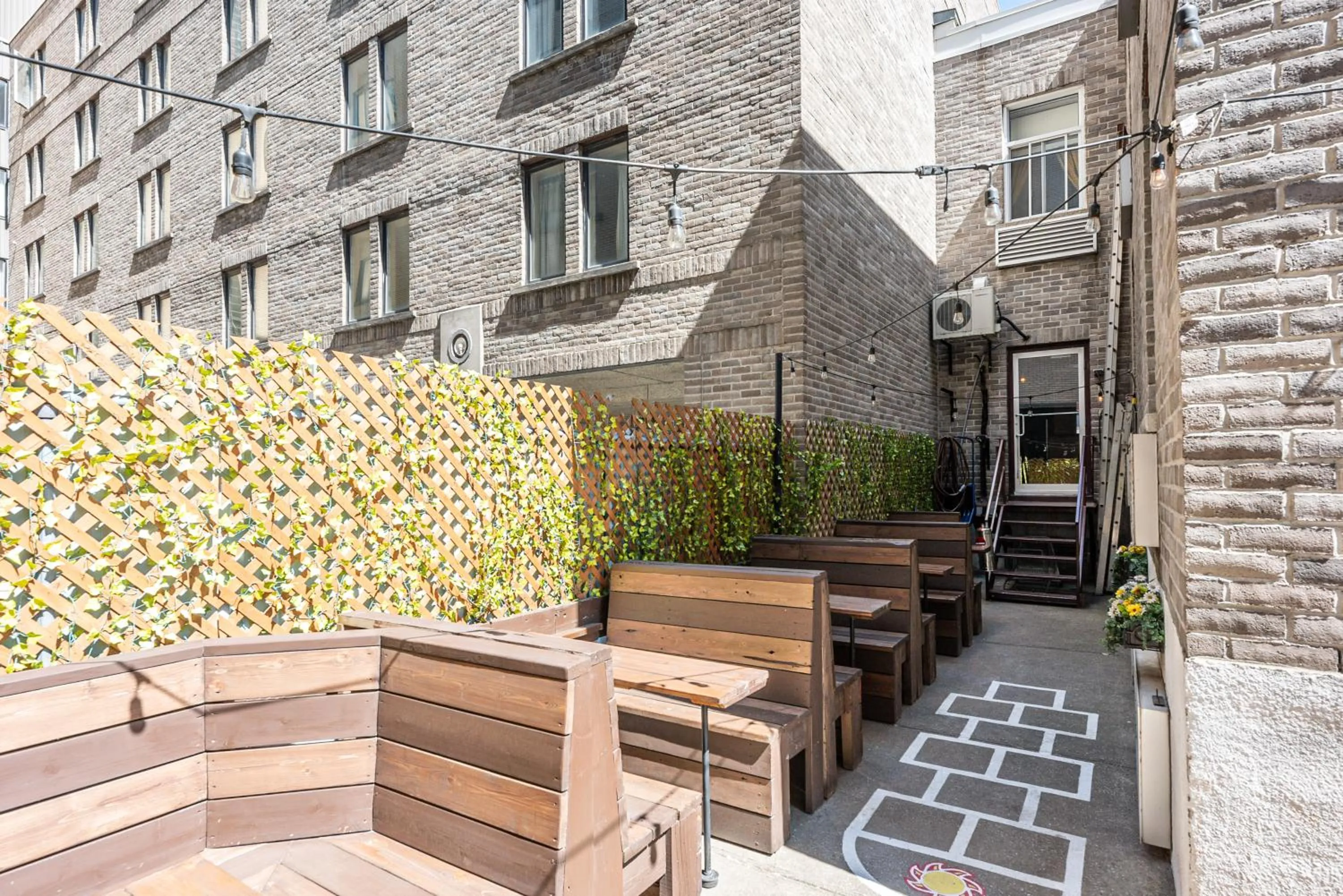 Patio in Samesun Montreal Hotel & Hostel