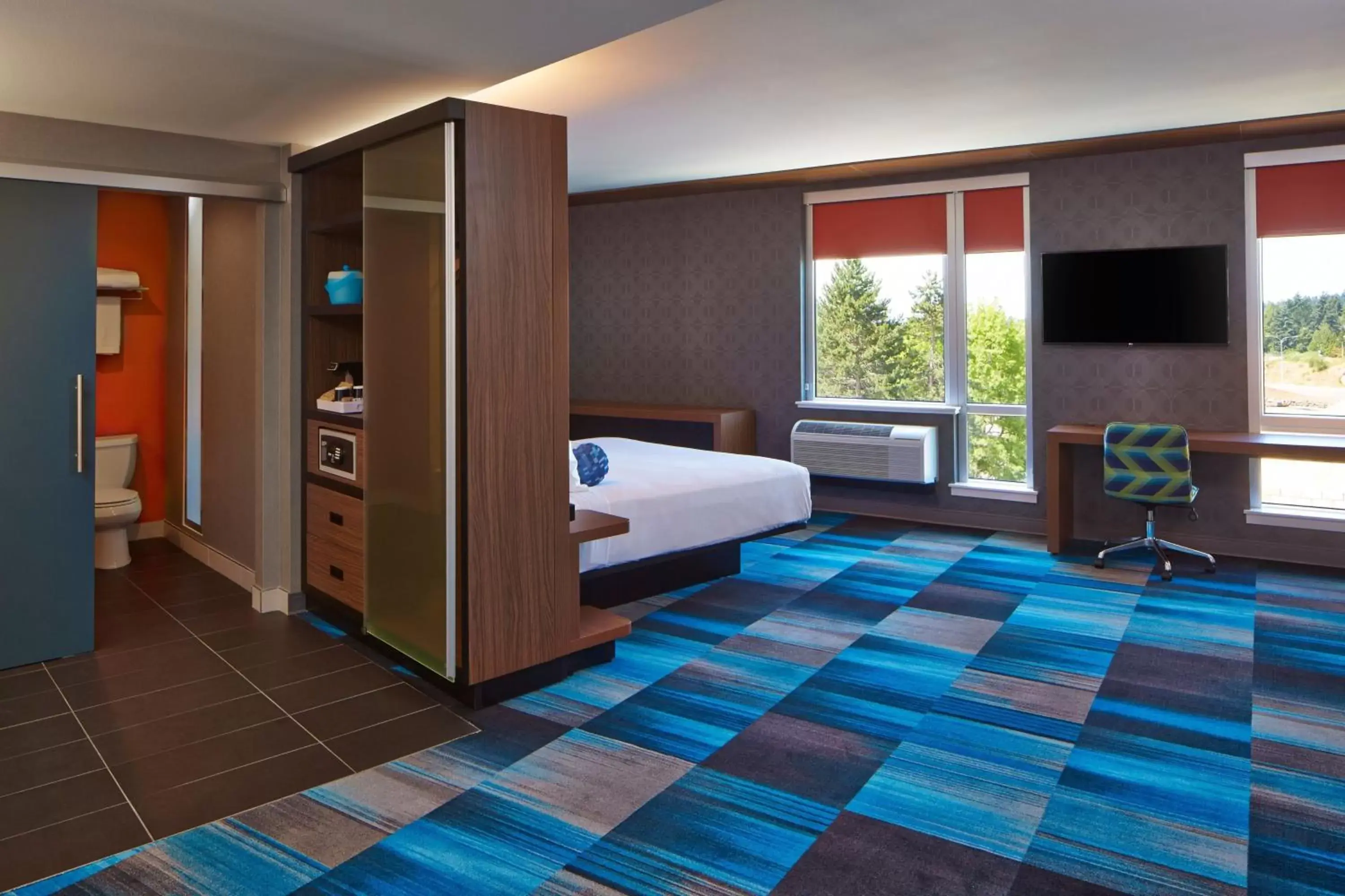 Photo of the whole room in Aloft Seattle Redmond