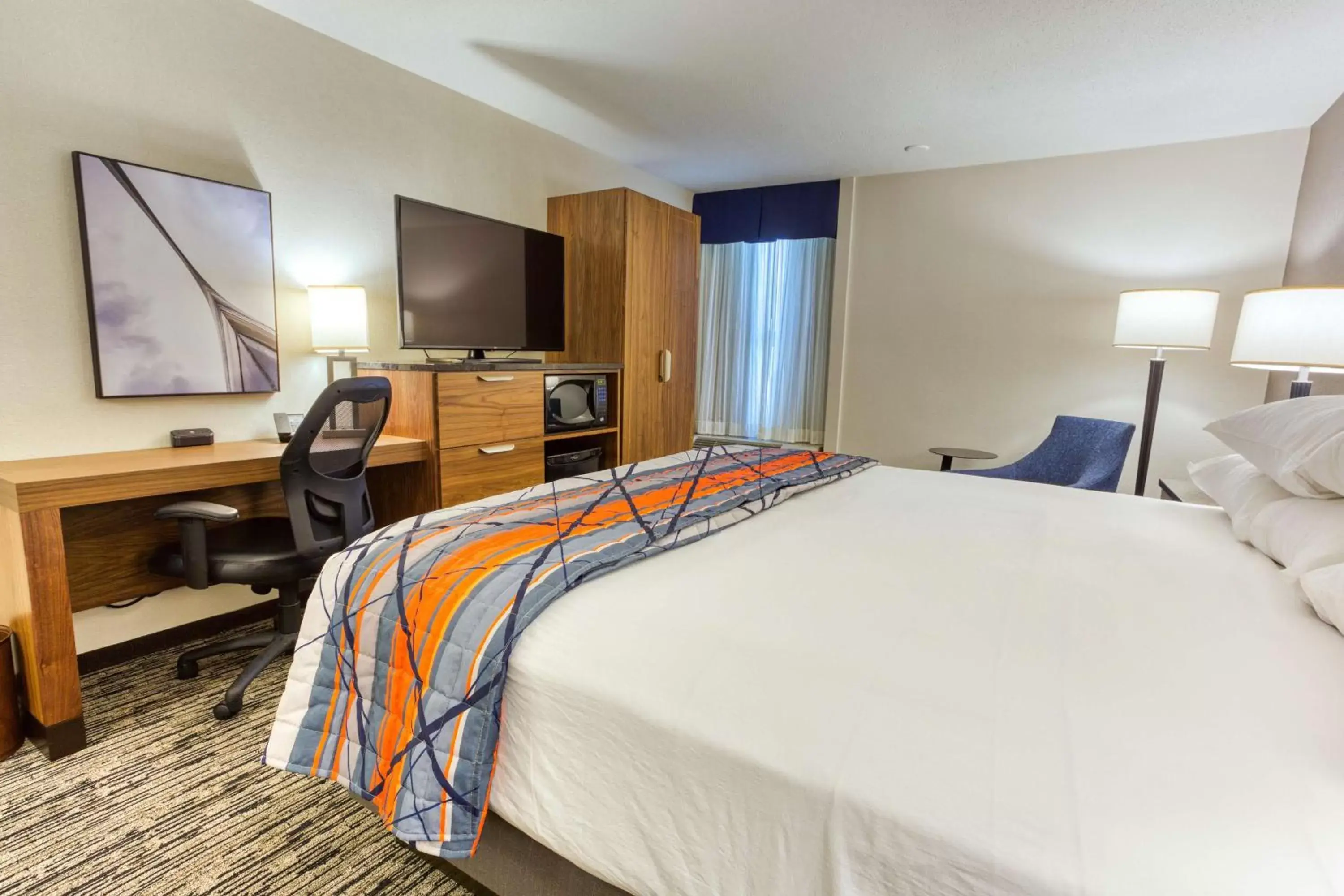 Bedroom, TV/Entertainment Center in Drury Inn and Suites St Louis Collinsville