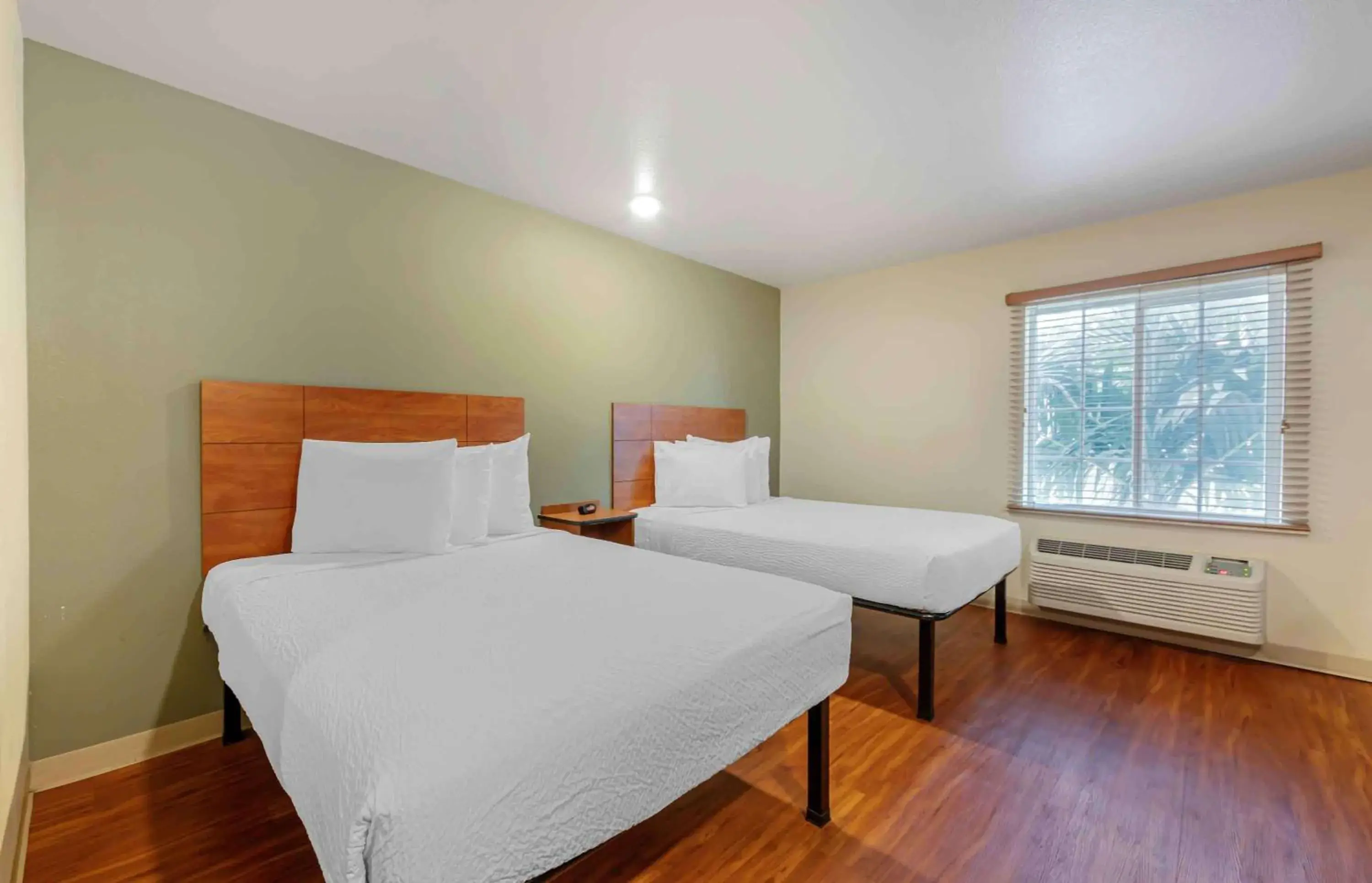 Bedroom, Bed in Extended Stay America Select Suites - Fort Lauderdale - Airport - West