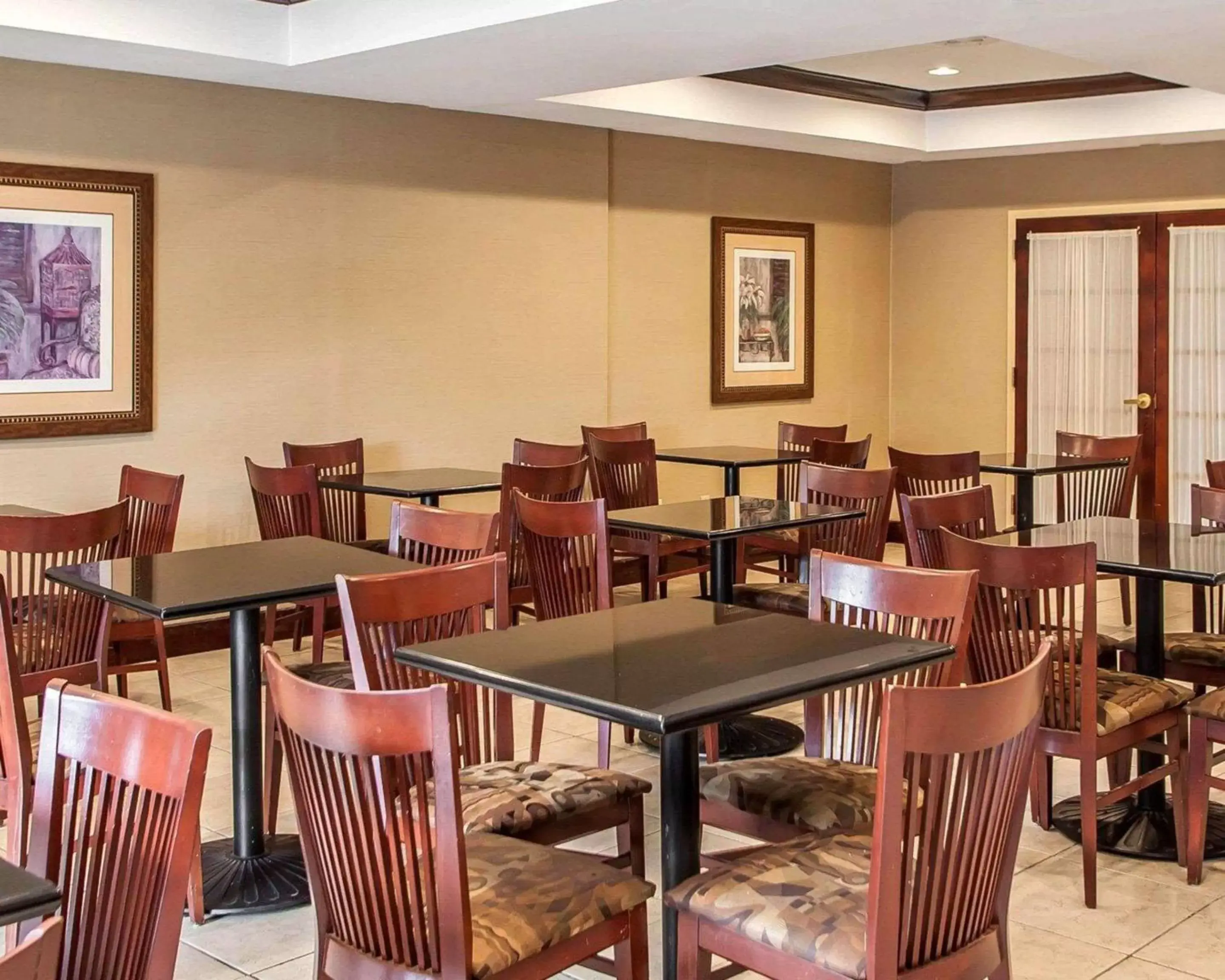 Restaurant/Places to Eat in Comfort Suites East Brunswick - South River