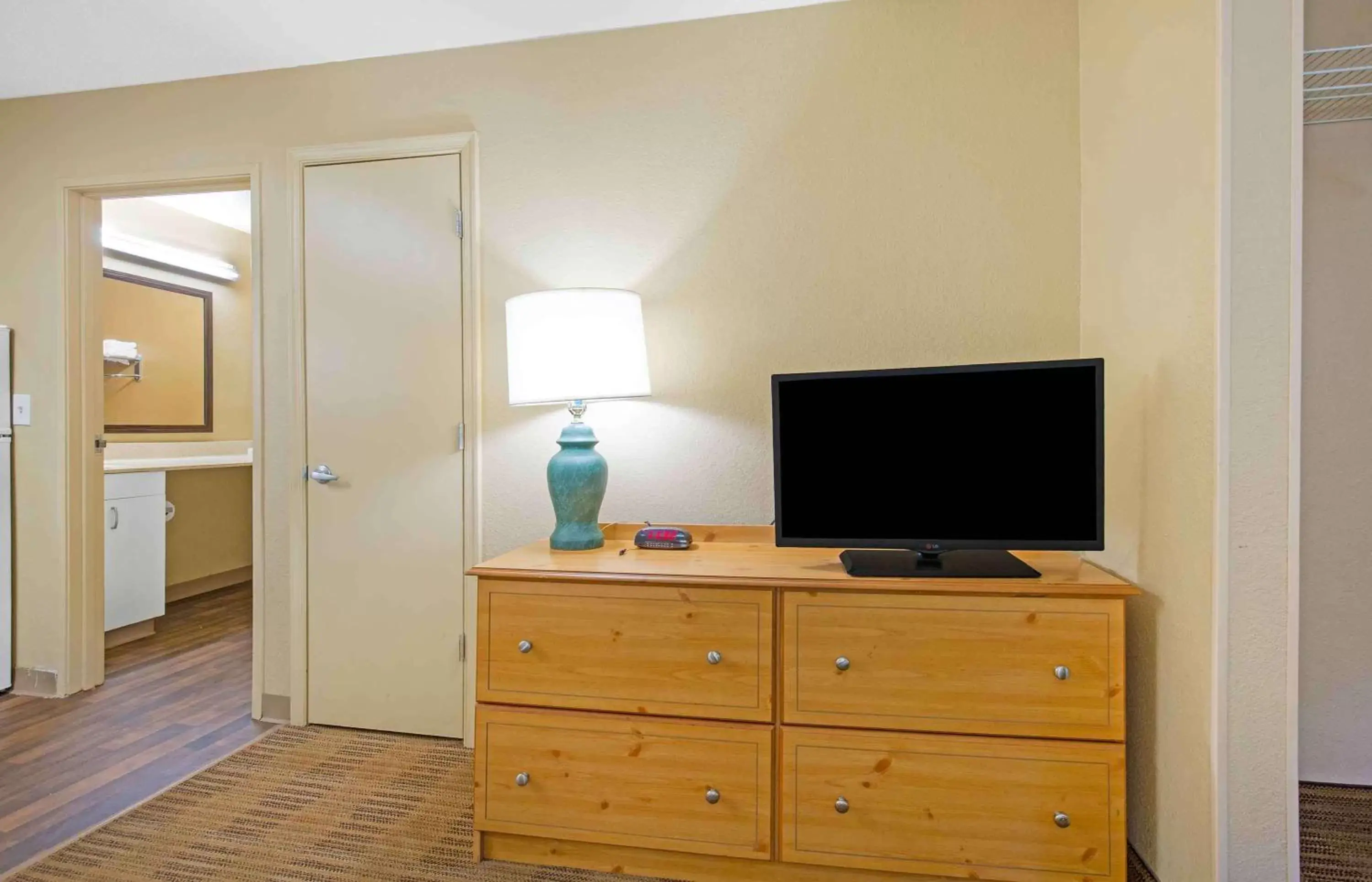 Bedroom, TV/Entertainment Center in Extended Stay America Suites - Washington, DC - Sterling - Dulles